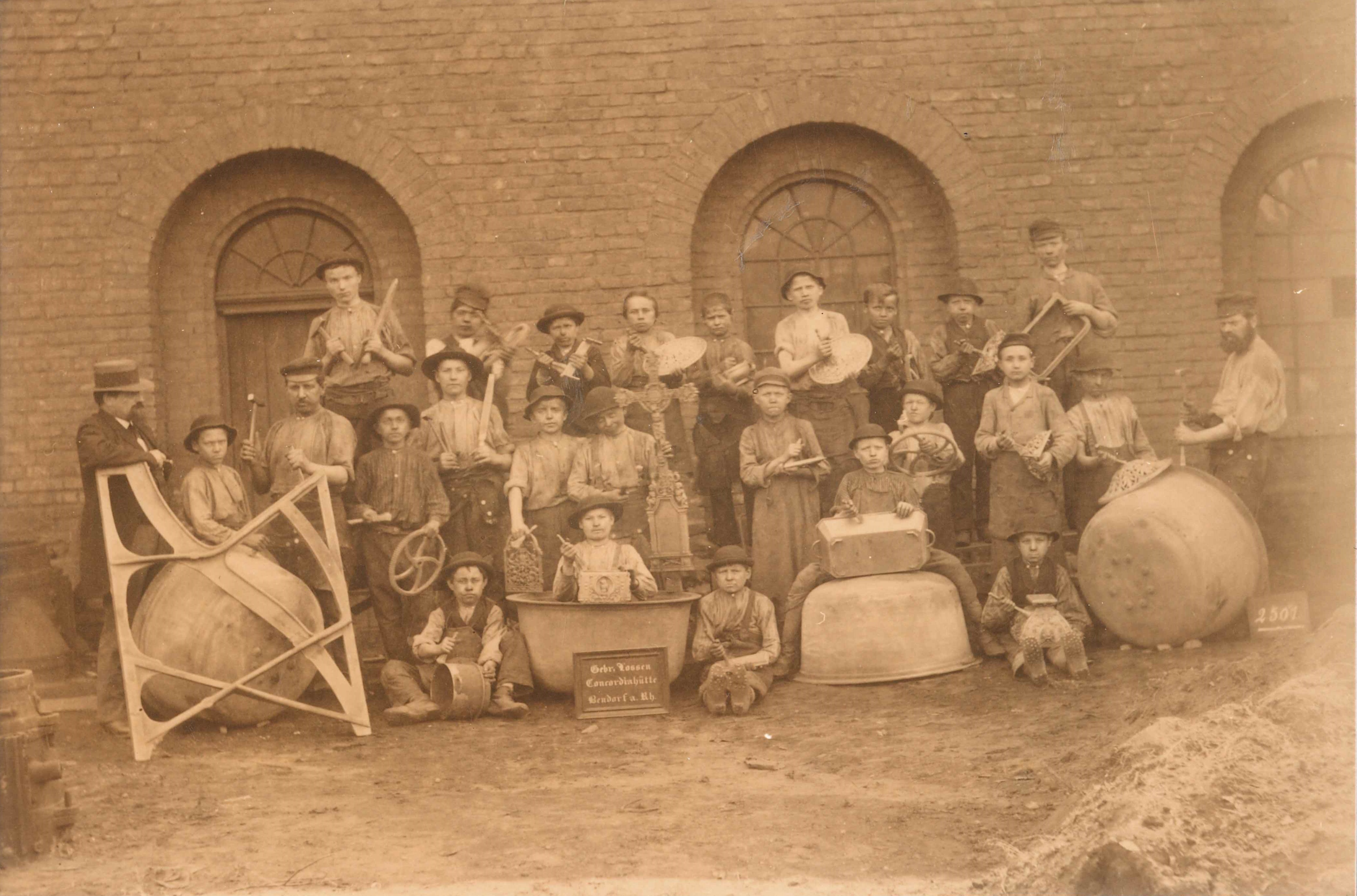 Mitarbeiter und Hüttenjungen der Putzerei, Concordia-Hütte Mülhofen, 1895 (Thyssen Konzernarchiv Duisburg CC BY-NC-SA)