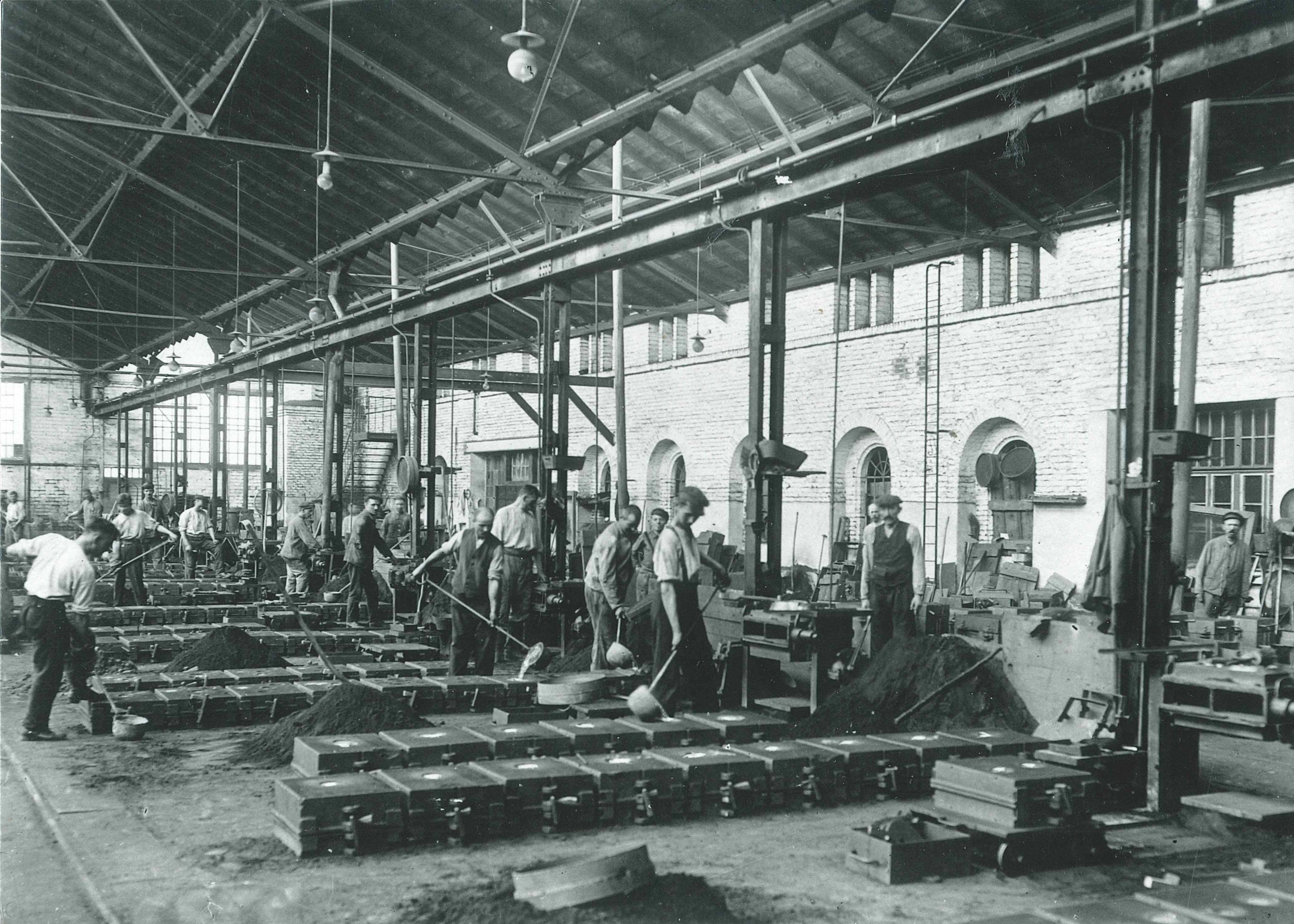 Meister und Arbeiter der Maschinenformerei für Ofenguß, Concordia-Hütte Mülhofen, 1930 (Thyssen Konzernarchiv Duisburg CC BY-NC-SA)