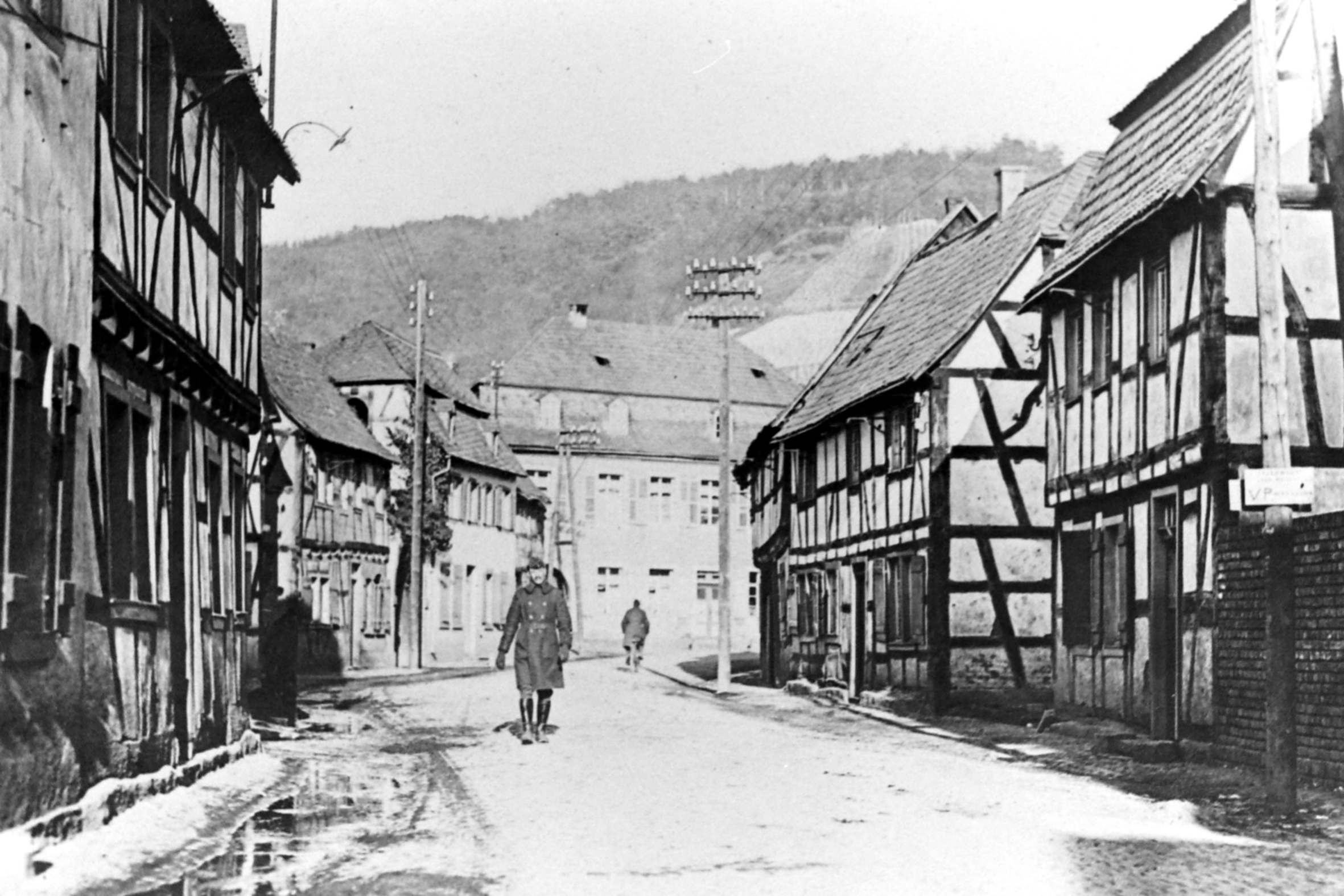 Amerikanischer Besatzungssoldat spaziert 1918 durch Bodendorf (Heimatmuseum und -Archiv Bad Bodendorf CC BY-NC-SA)