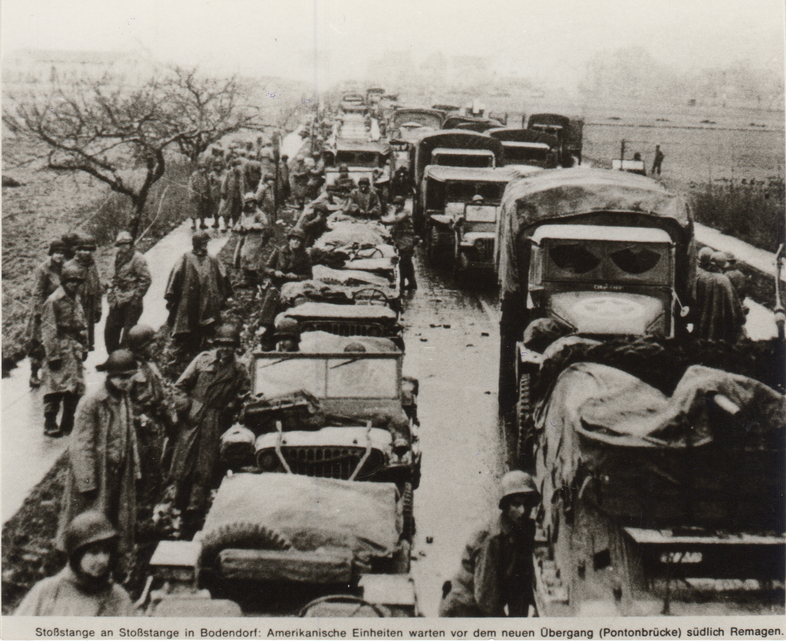 Stoßstange an Stoßstangs in Bodendorf: Amerikanische Einheiten warten vor dem neuen Übergang (Pontonbrücke) in Kripp (Heimatmuseum und -Archiv Bad Bodendorf CC BY-NC-SA)