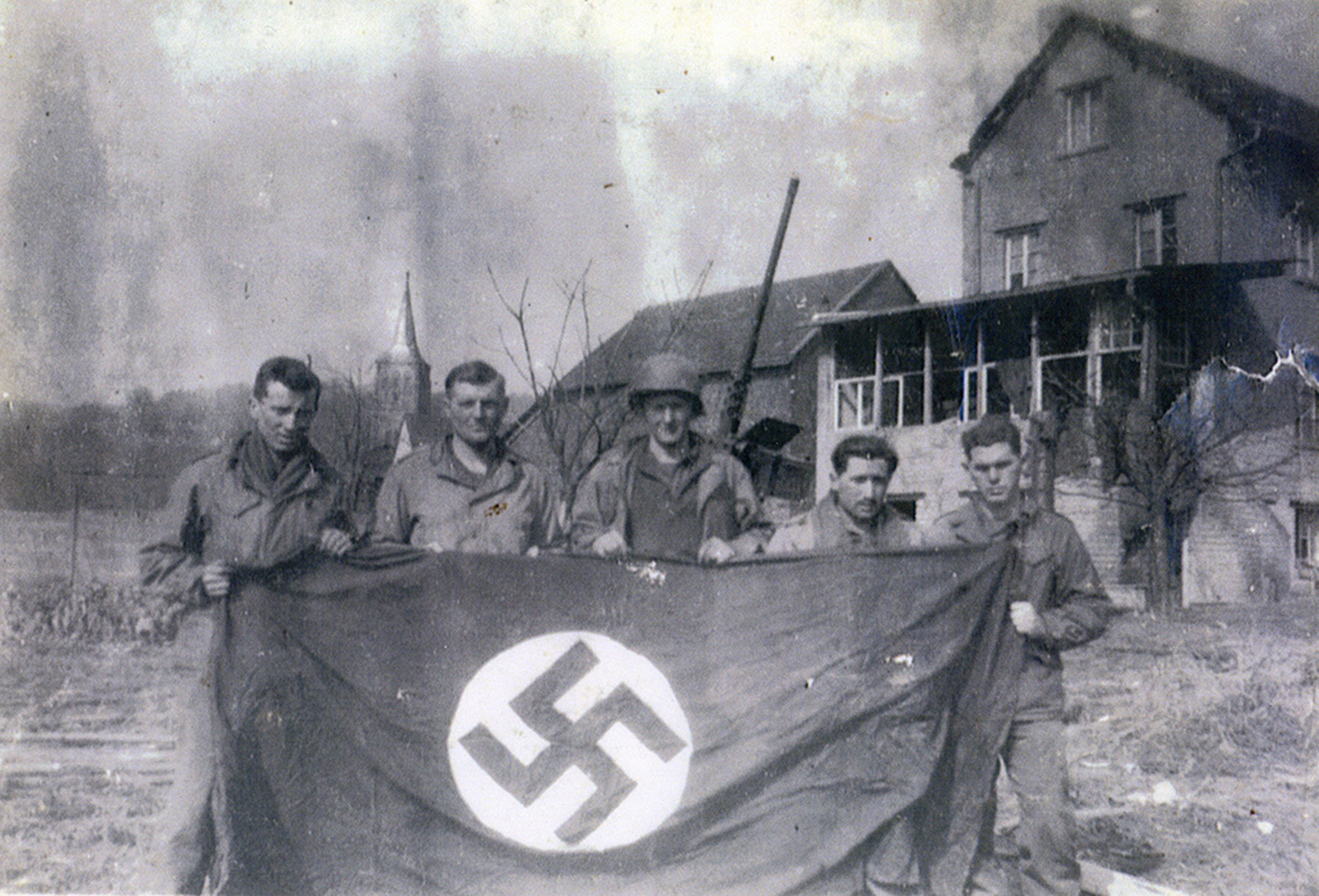 Fünf US Soldaten zeigen erbeutete Hakenkreuzflagge (Heimatmuseum und -Archiv Bad Bodendorf CC BY-NC-SA)