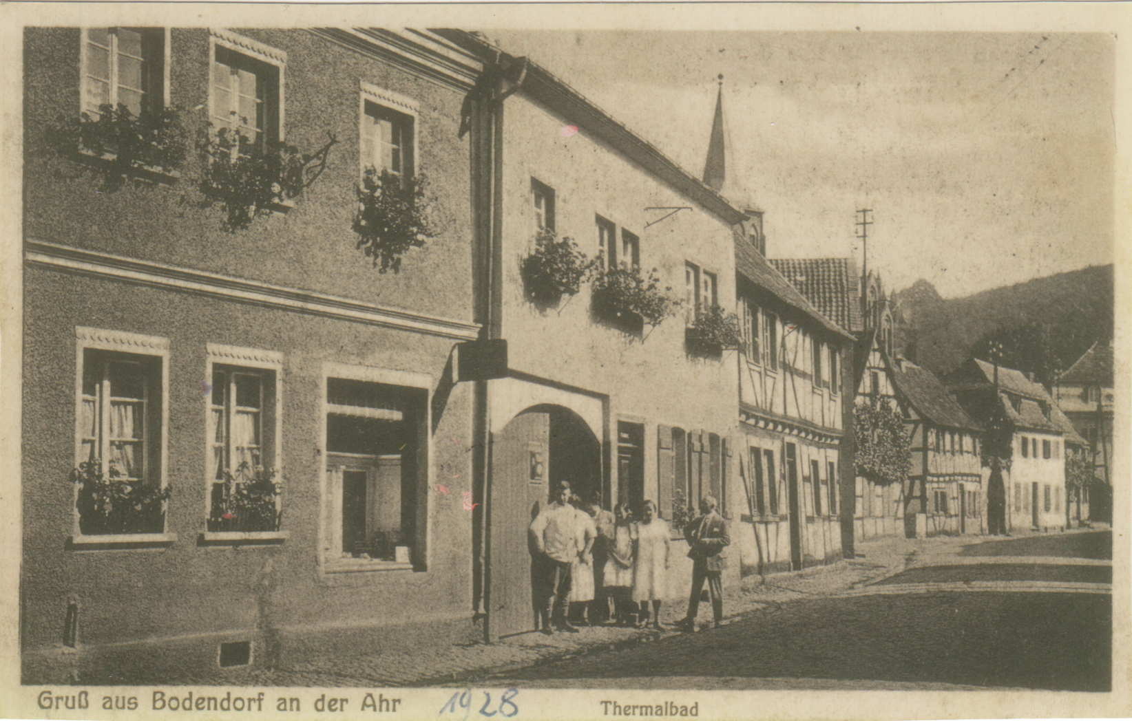 Personengruppe vor der Bäckerei Clever in Bodendorf (Heimatmuseum und -Archiv Bad Bodendorf CC BY-NC-SA)
