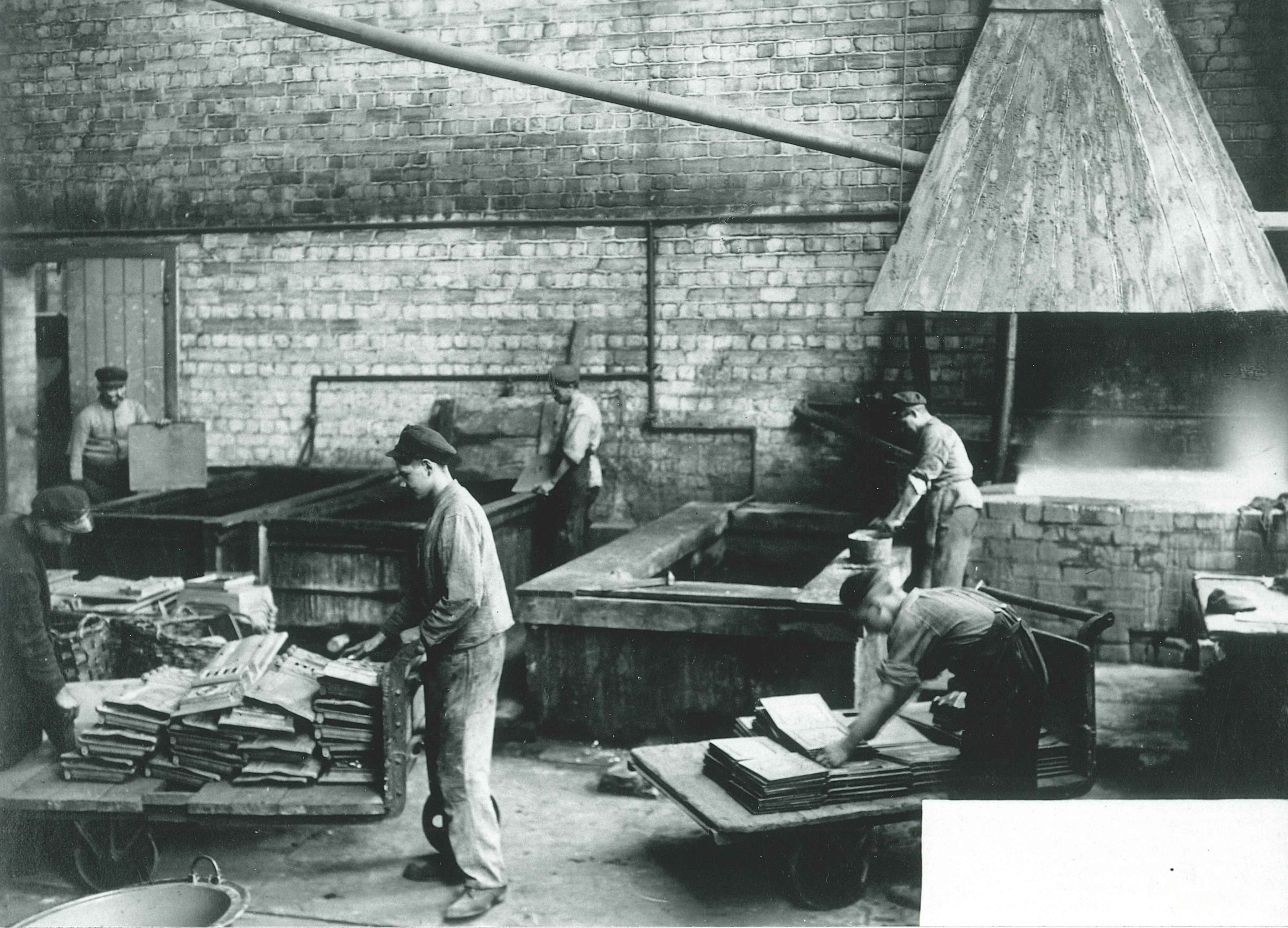 Arbeiter der Ofen- und Herdmontage, Concordia-Hütte Mülhofen, 1920 (Thyssen Konzernarchiv Duisburg CC BY-NC-SA)