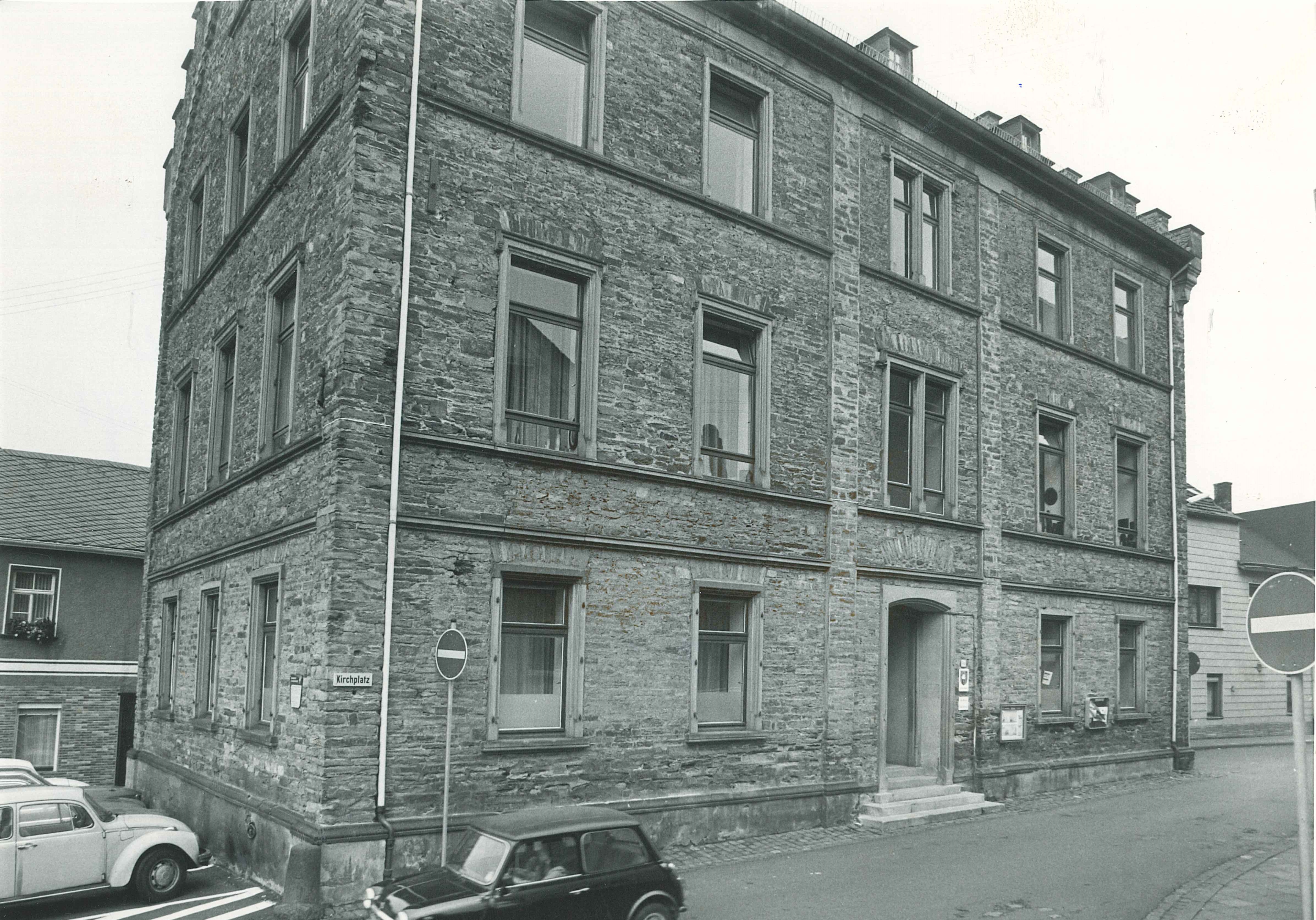 Ehemalige katholische Knabenschule auf dem Kirchplatz, 1983 (REM CC BY-NC-SA)