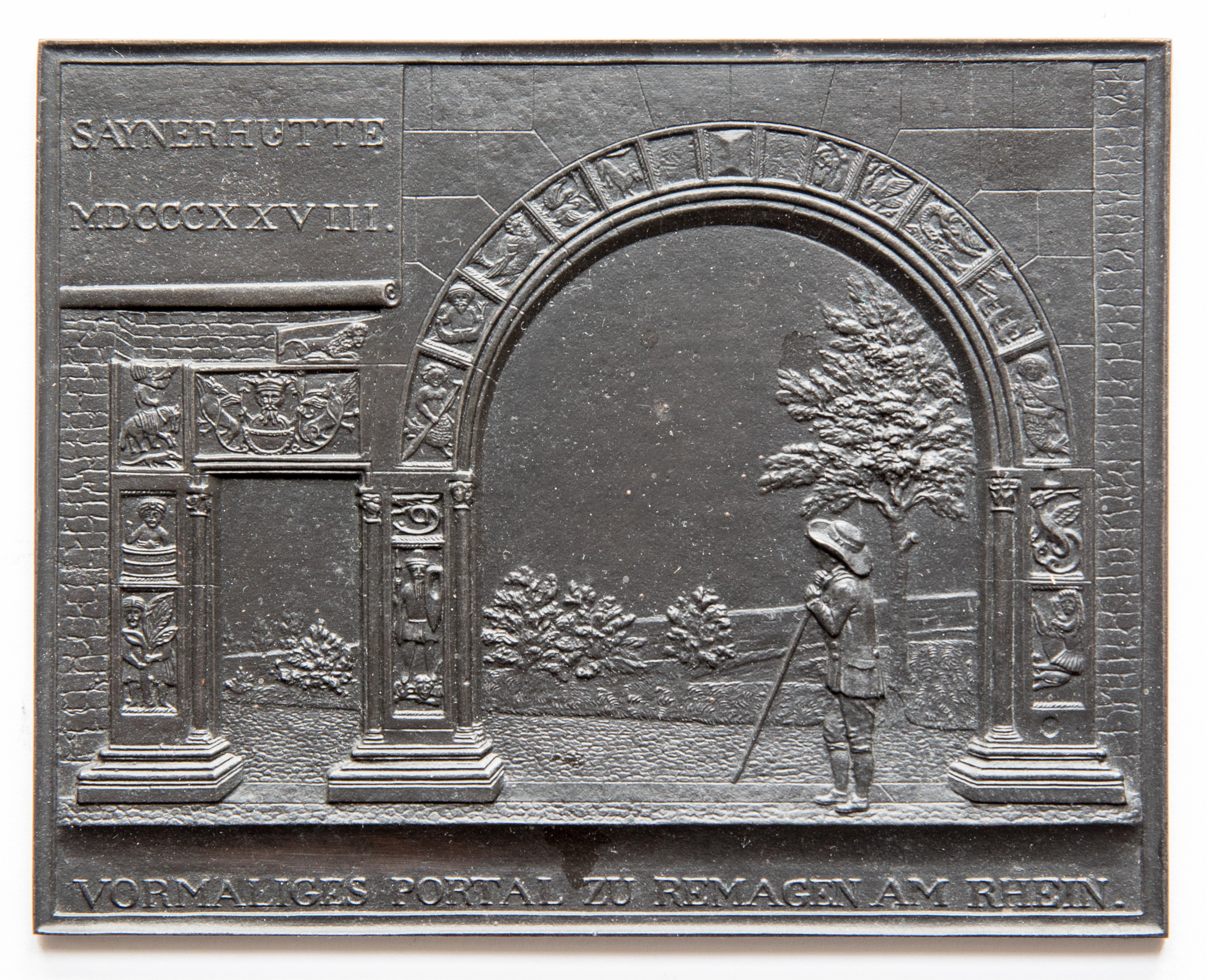Sayner Neujahrsplakette 1828, „Portal zu Remagen am Rhein“ (Rheinisches Eisenkunstguss-Museum CC BY-NC-SA)