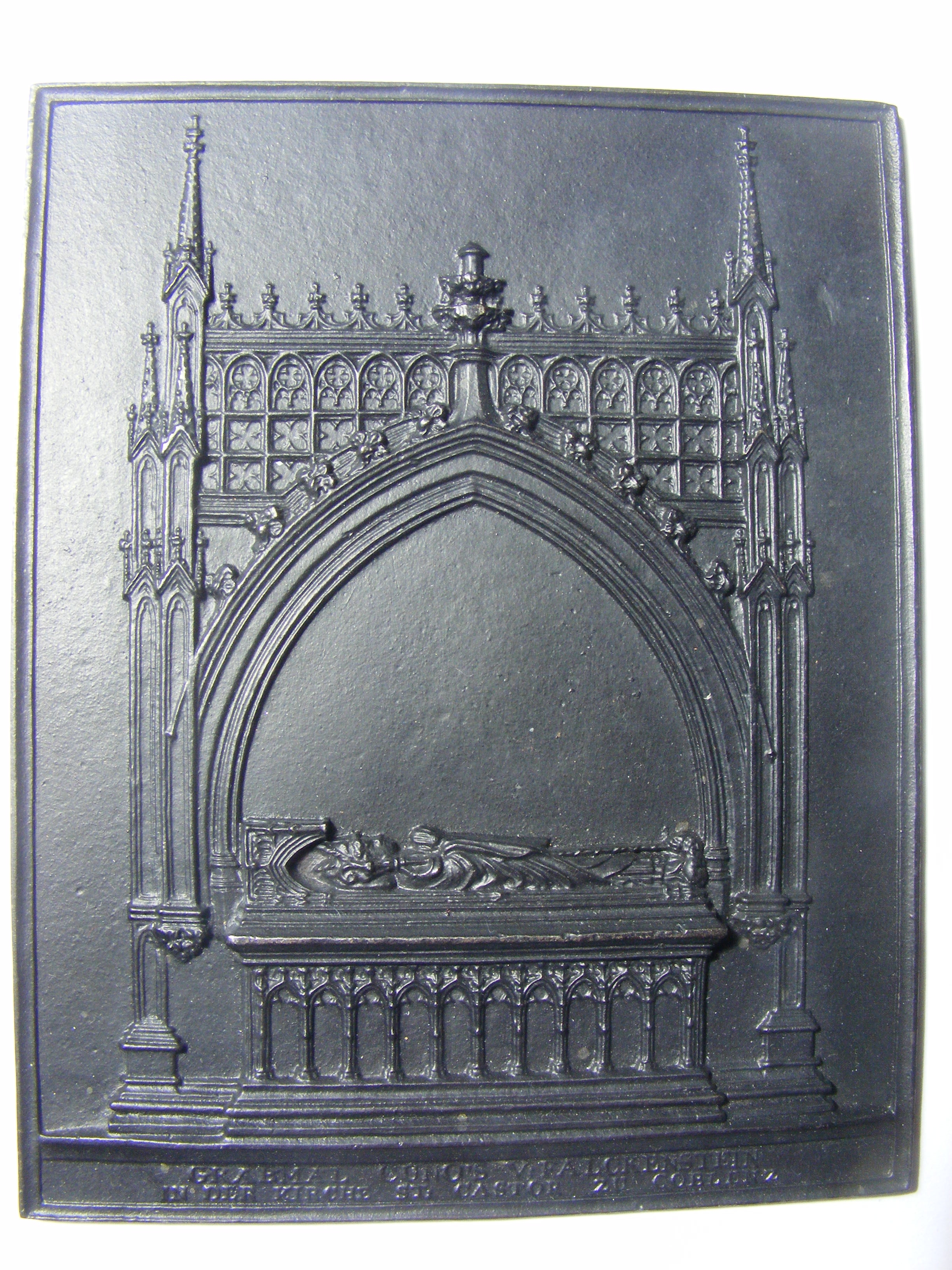 Sayner Neujahrsplakette 1829,  „Grabmal Cuno´s von Falckenstein in St. Kastor in Koblenz“ (Rheinisches Eisenkunstguss-Museum CC BY-NC-SA)