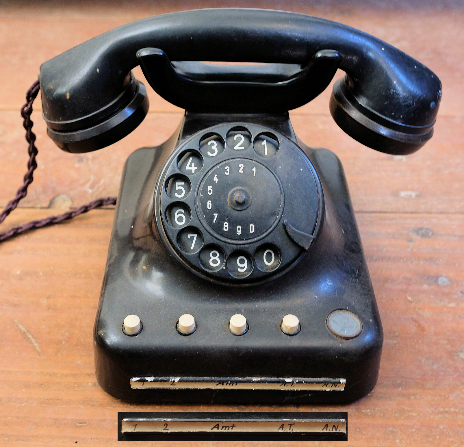 Analoges Telefon W 38 mit Nebenstellen (Volkskunde- und Freilichtmuseum Roscheider Hof CC0)