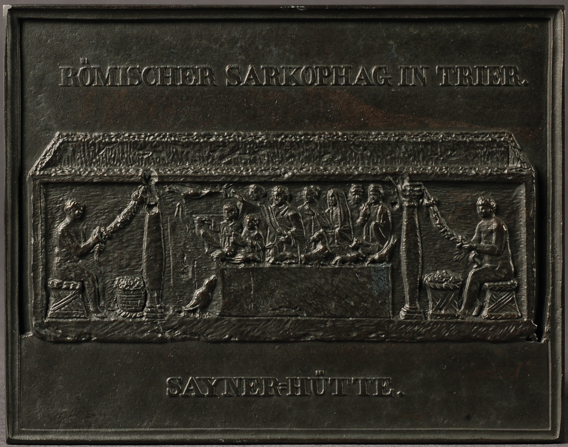 Plakette "Römischer Sarkophag in Trier" 1833 (Rheinisches Eisenkunstguss-Museum CC BY-NC-SA)