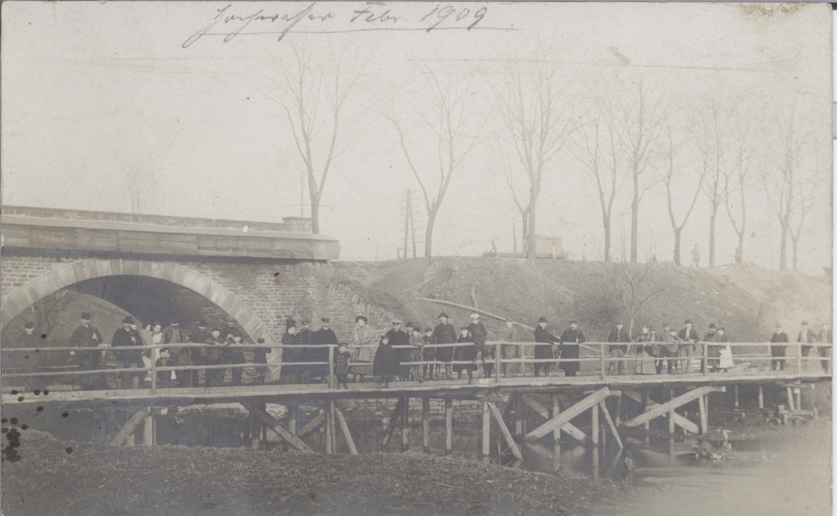 Behelfsbrücke nach Hochwasser im Februar 1909 (Rheinisches Eisenkunstguss-Museum CC BY-NC-SA)