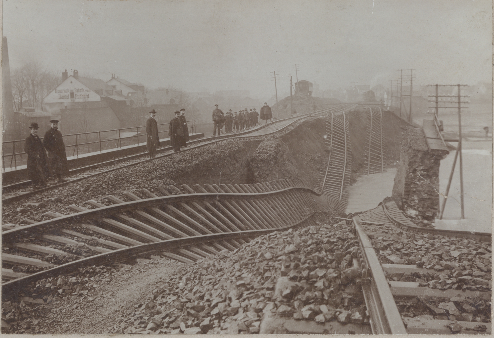 Eingestürzter Eisenbahndamm nach Hochwasser 1909, Bendorf (Rheinisches Eisenkunstguss-Museum CC BY-NC-SA)