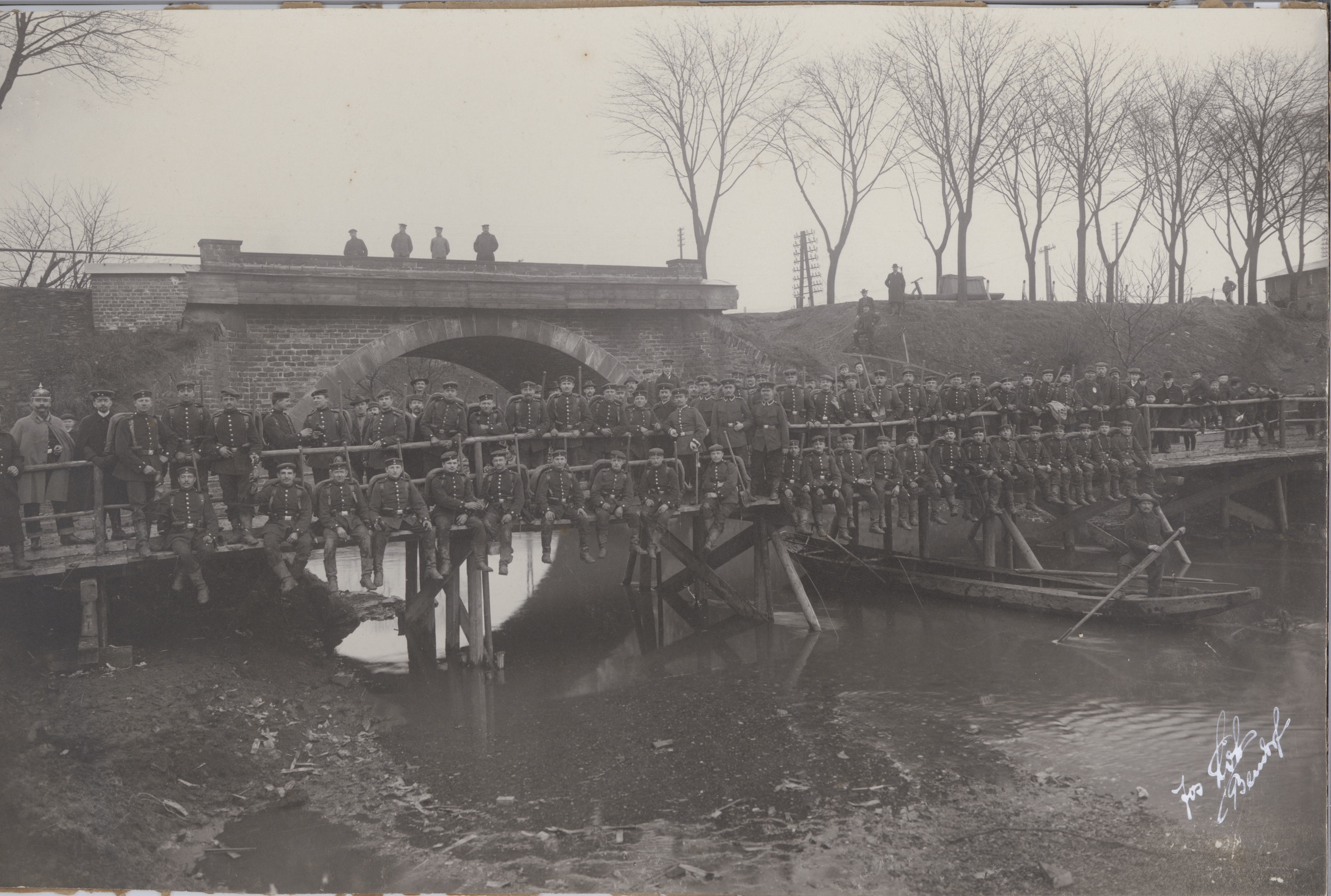 Behelfsbrücke nach Hochwasser im Februar 1909 (Rheinisches Eisenkunstguss-Museum CC BY-NC-SA)