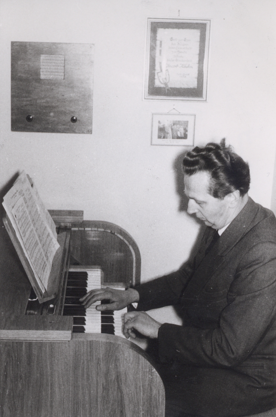 Josef Schuh, Organist der Pfarrei St. Medard, 1960er Jahre (REM CC BY-NC-SA)