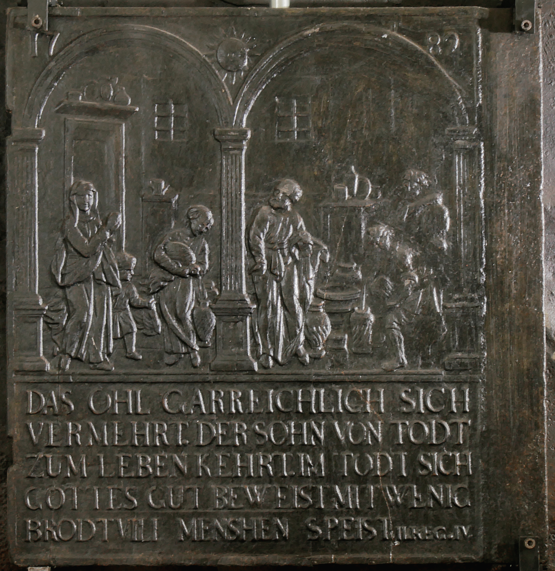 Ofenplatte: Darstellung: Das Ölwunder des Elias (Volkskunde- und Freilichtmuseum Roscheider Hof CC0)