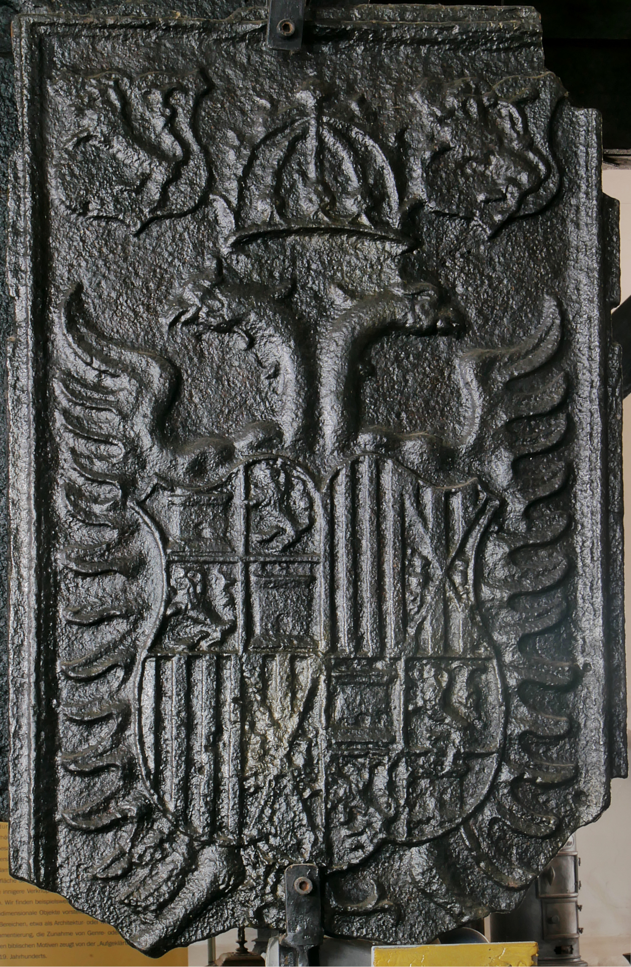 Ofenplatte, mit dem spanischen Wappen (Volkskunde- und Freilichtmuseum Roscheider Hof CC0)