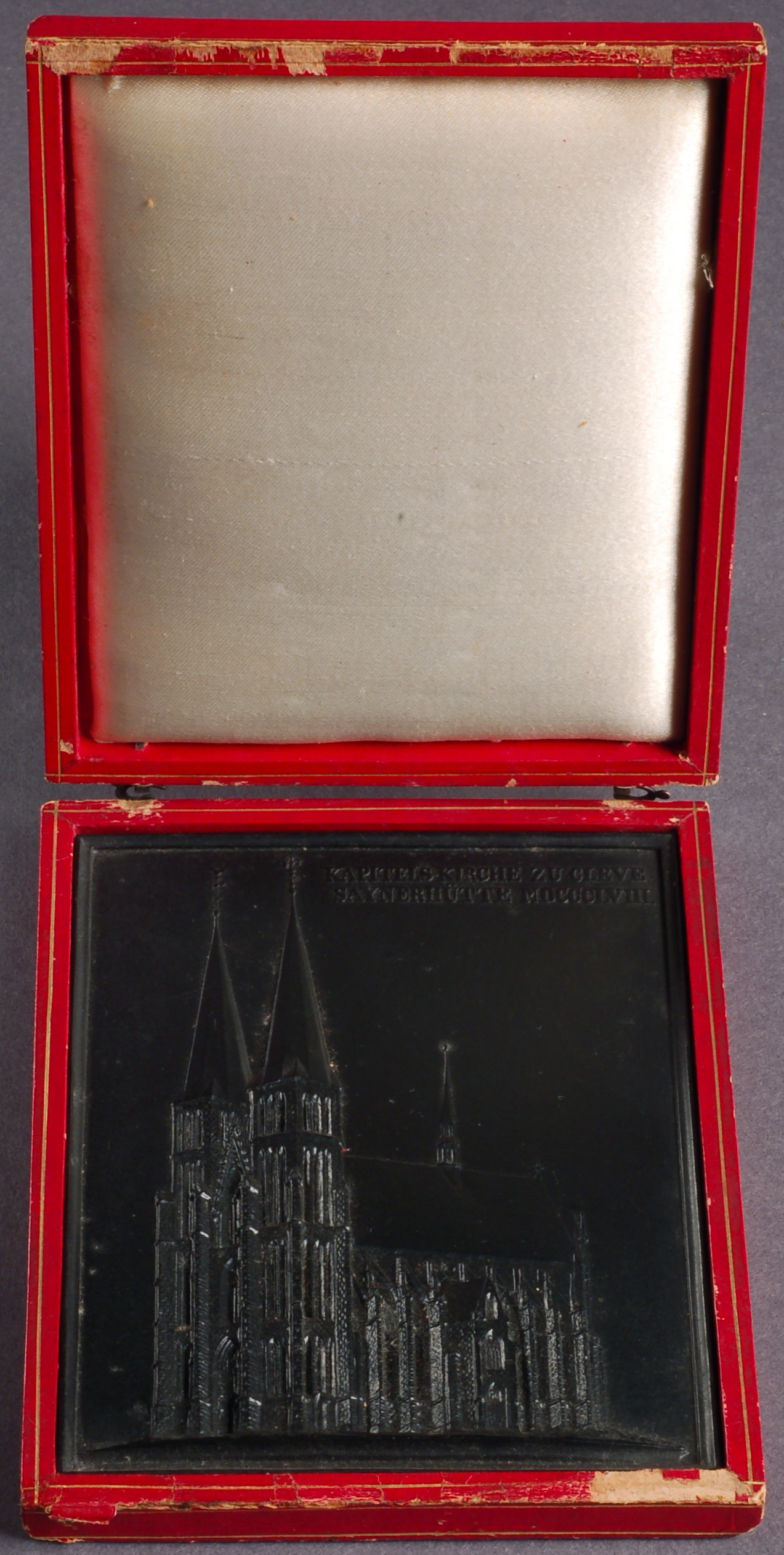 Sayner Neujahrsplakette 1858 "Capitelskirche zu Cleve" mit Etui (Rheinisches Eisenkunstguss-Museum CC BY-NC-SA)