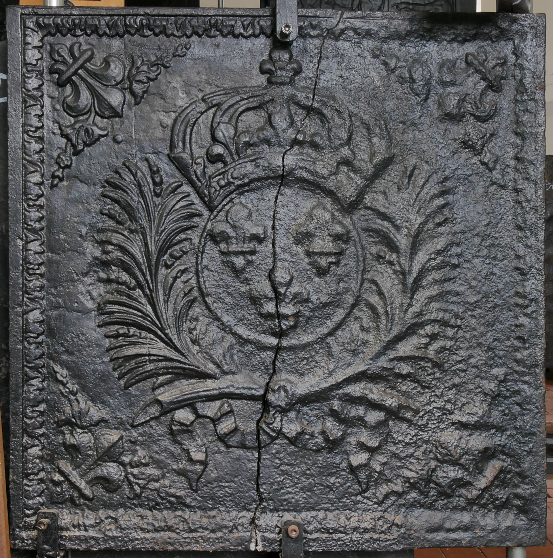 Kamiplatte, Wappen Frankreichs, Schwurhand (Volkskunde- und Freilichtmuseum Roscheider Hof CC0)