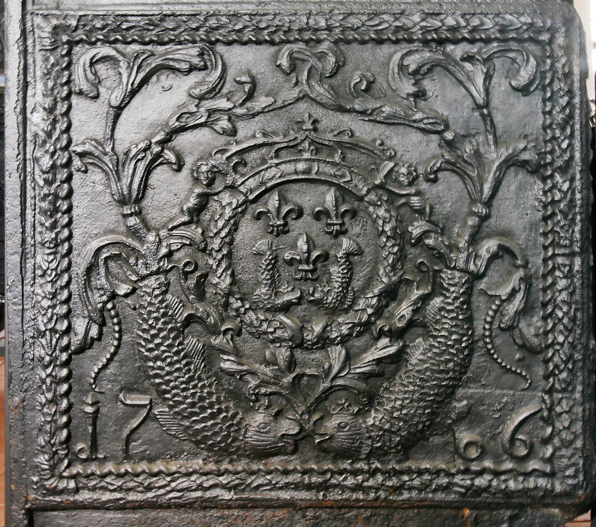 Takenplatte, Wappen Frankreich, Lilien, Delphine (Volkskunde- und Freilichtmuseum Roscheider Hof CC0)