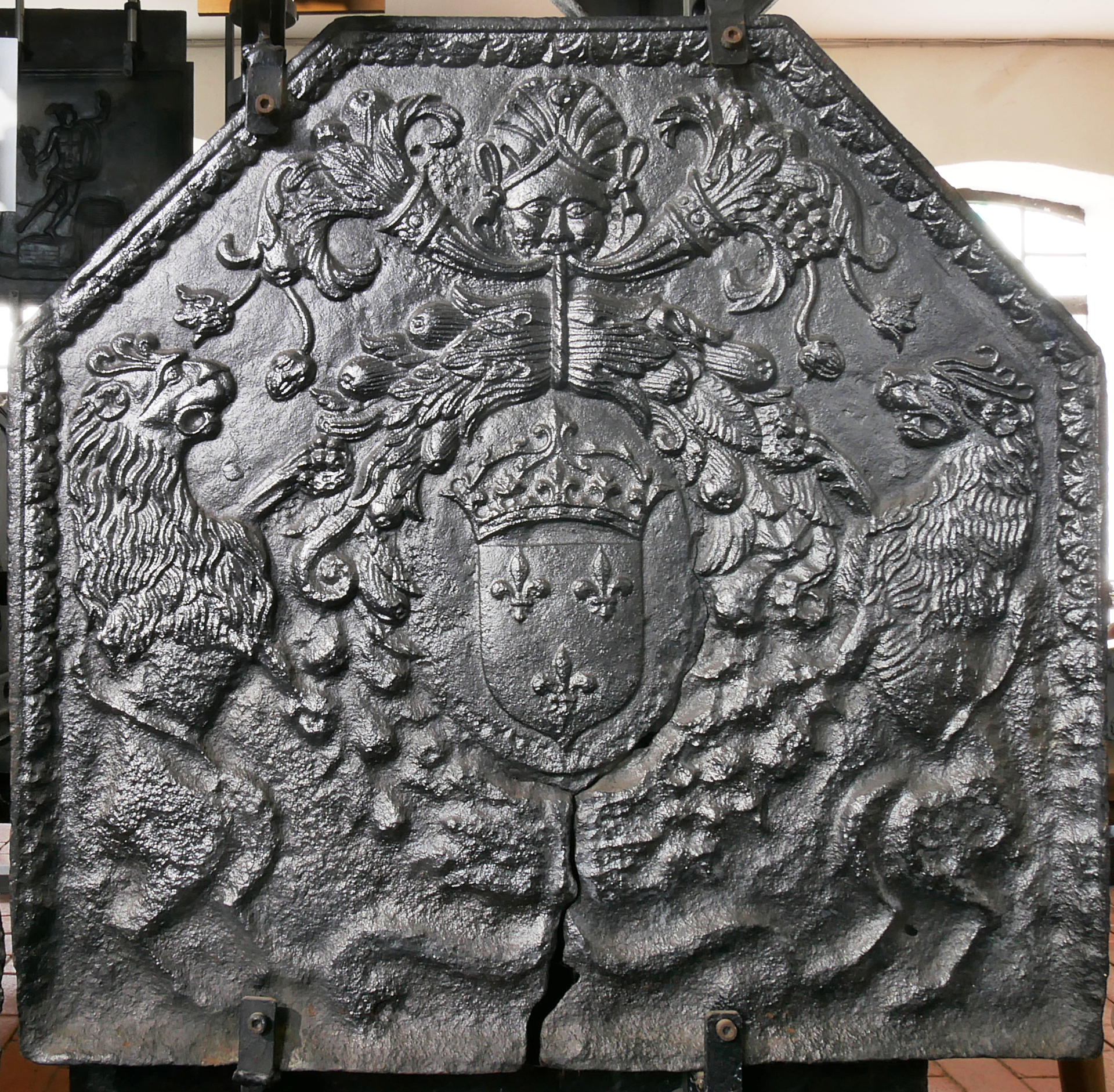 Kaminplatte, Wappen Frankreichs, Löwen (Volkskunde- und Freilichtmuseum Roscheider Hof CC0)