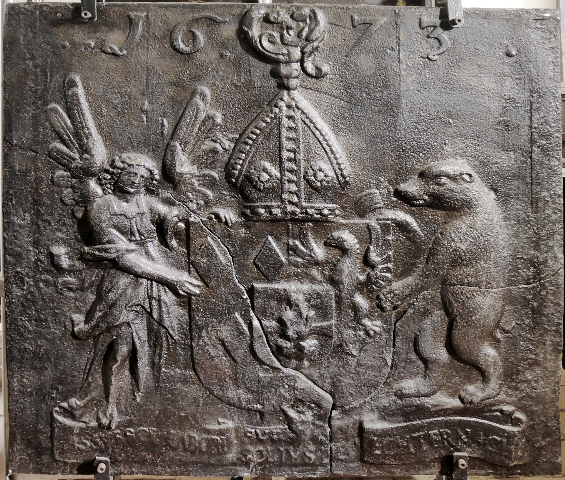 Takenplatte, Wappen Abt Echternach (Volkskunde- und Freilichtmuseum Roscheider Hof CC0)