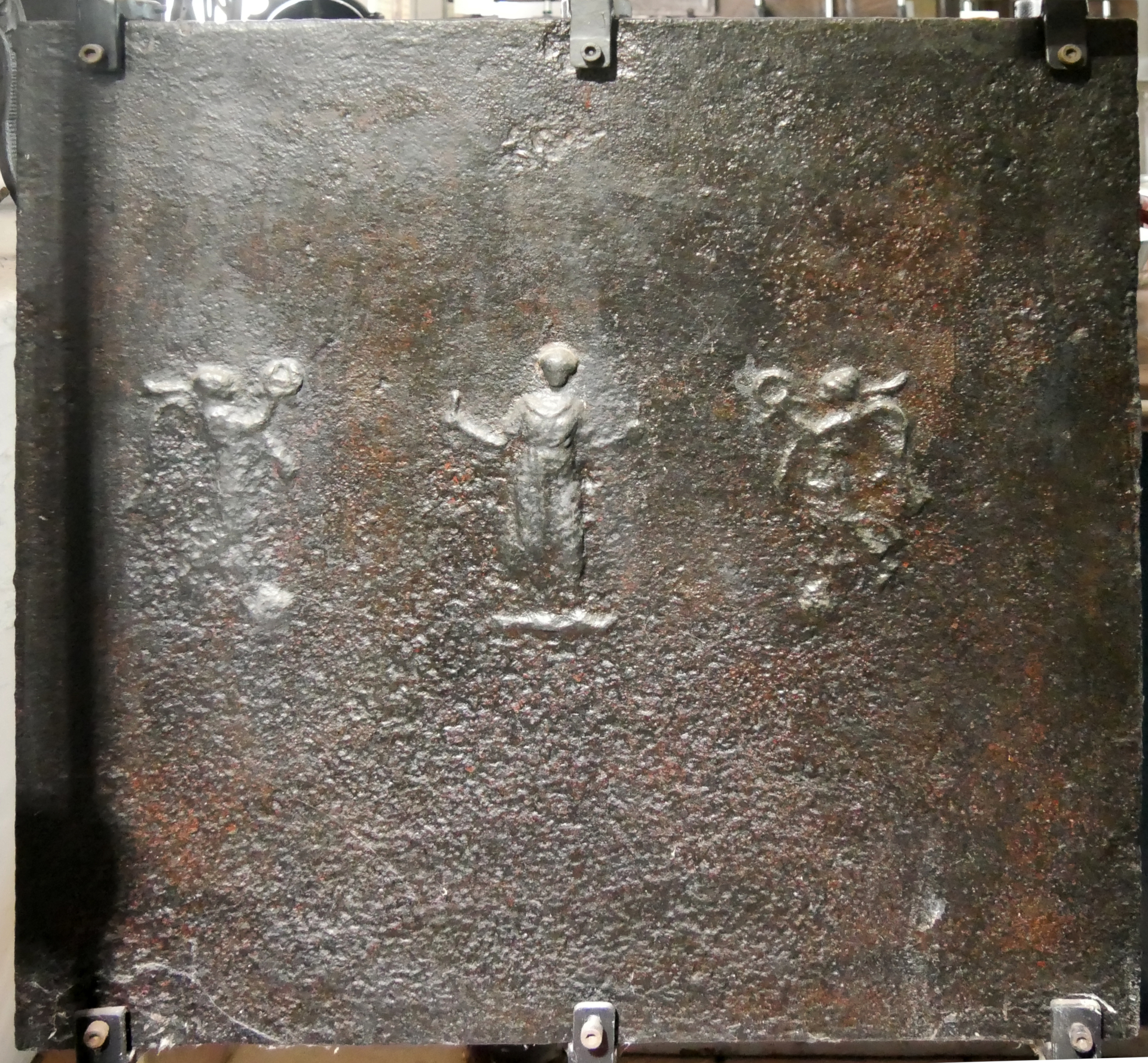 Takenplatte, Weibliche Figur (Volkskunde- und Freilichtmuseum Roscheider Hof CC0)