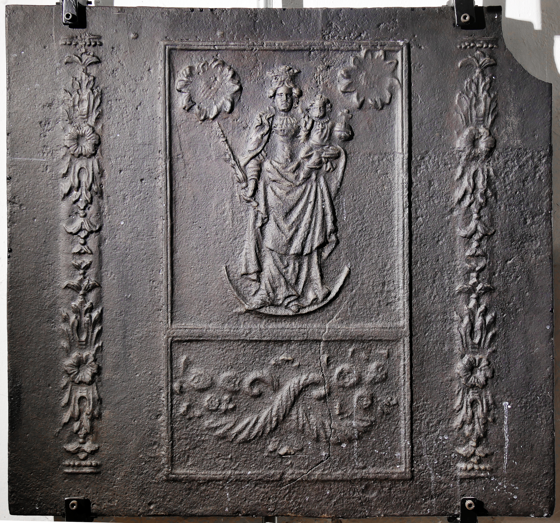 Takenplatte mit dem Motiv der Mondsichelmadonna (Volkskunde- und Freilichtmuseum Roscheider Hof CC0)