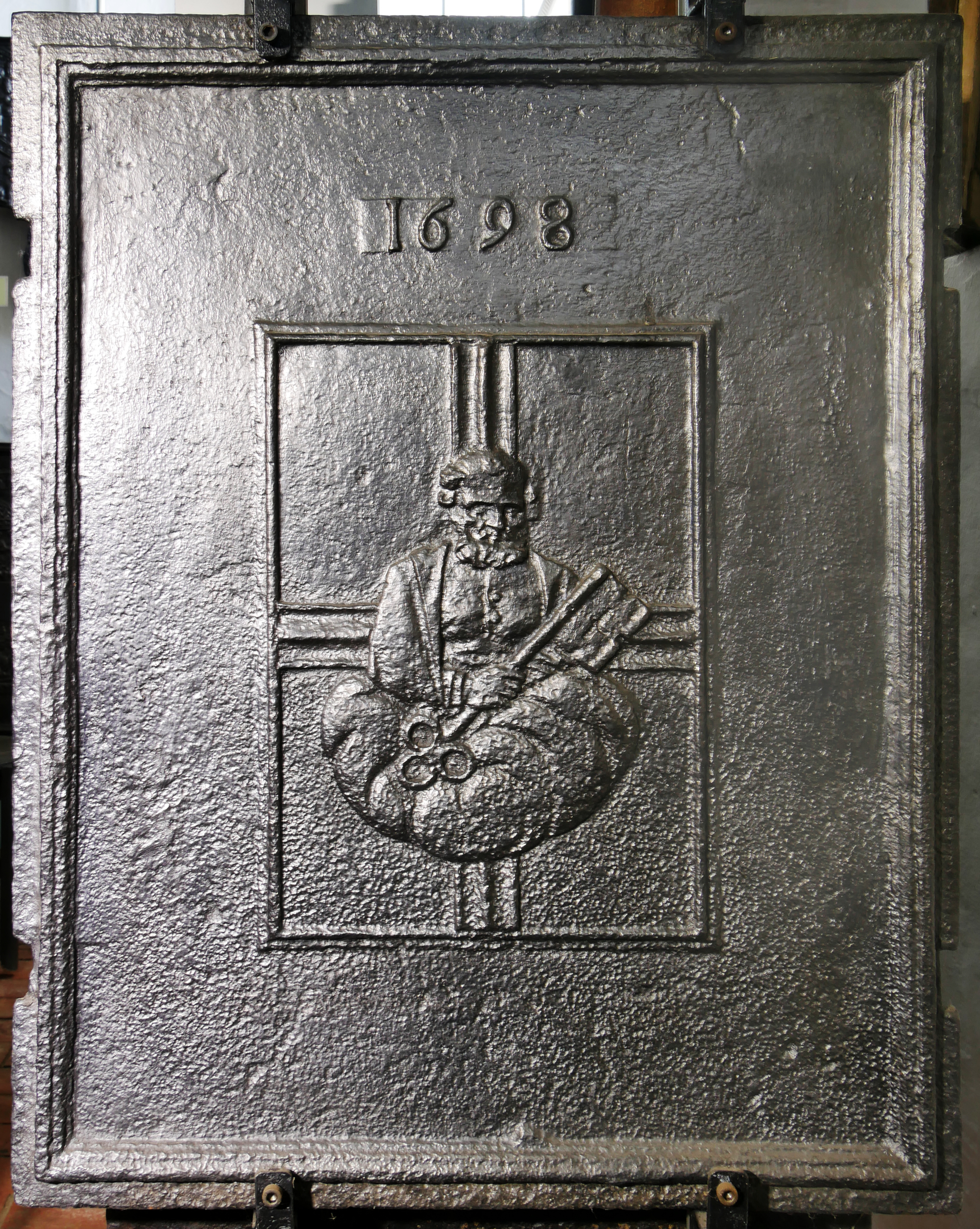 Ofenplatte, Petrus, Trierer Bischofskreuz (Volkskunde- und Freilichtmuseum Roscheider Hof CC0)