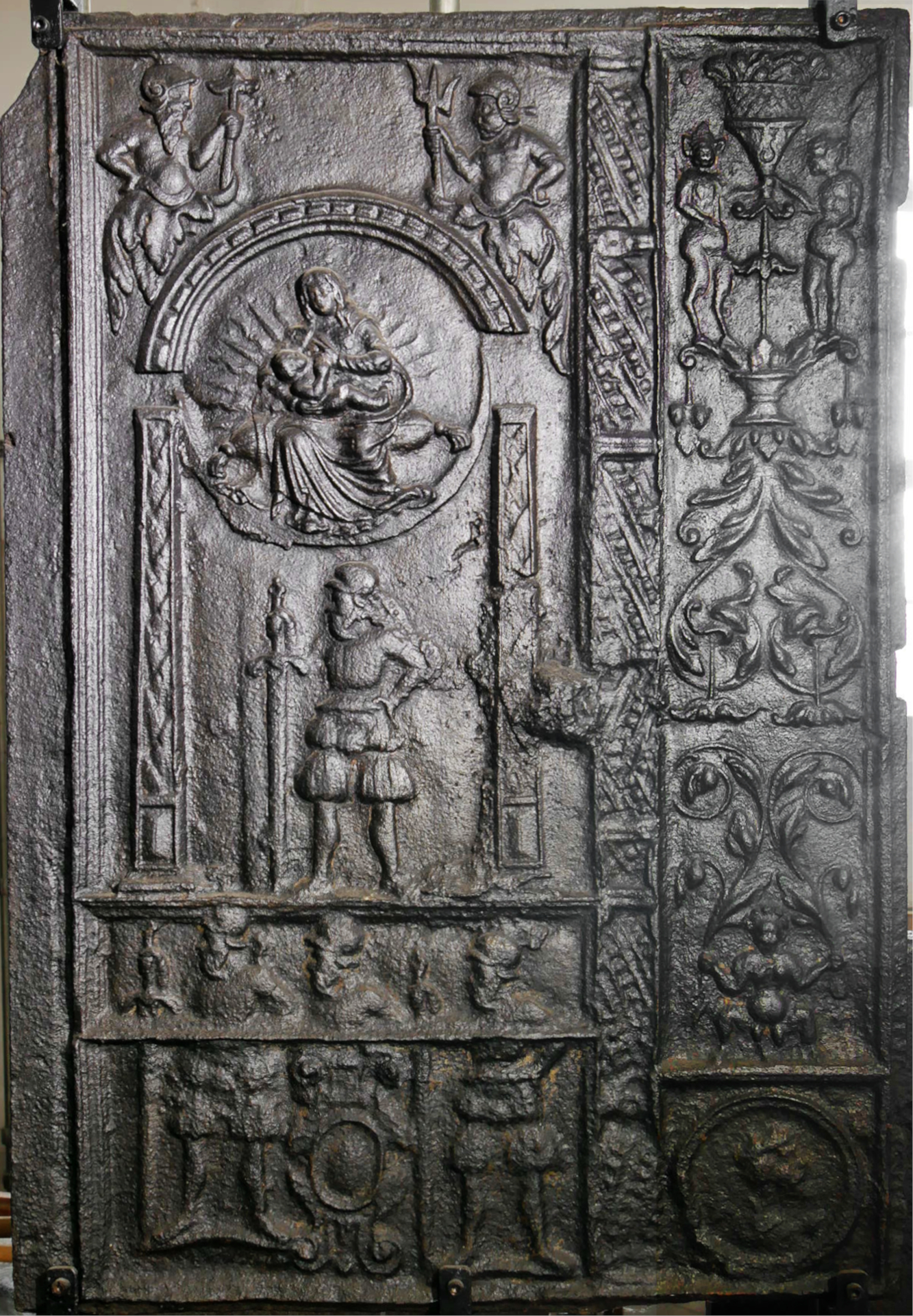 Ofenseitenplatte mit angegossenen Zwischenplatten, Madonna, Landsknechte (Volkskunde- und Freilichtmuseum Roscheider Hof CC0)