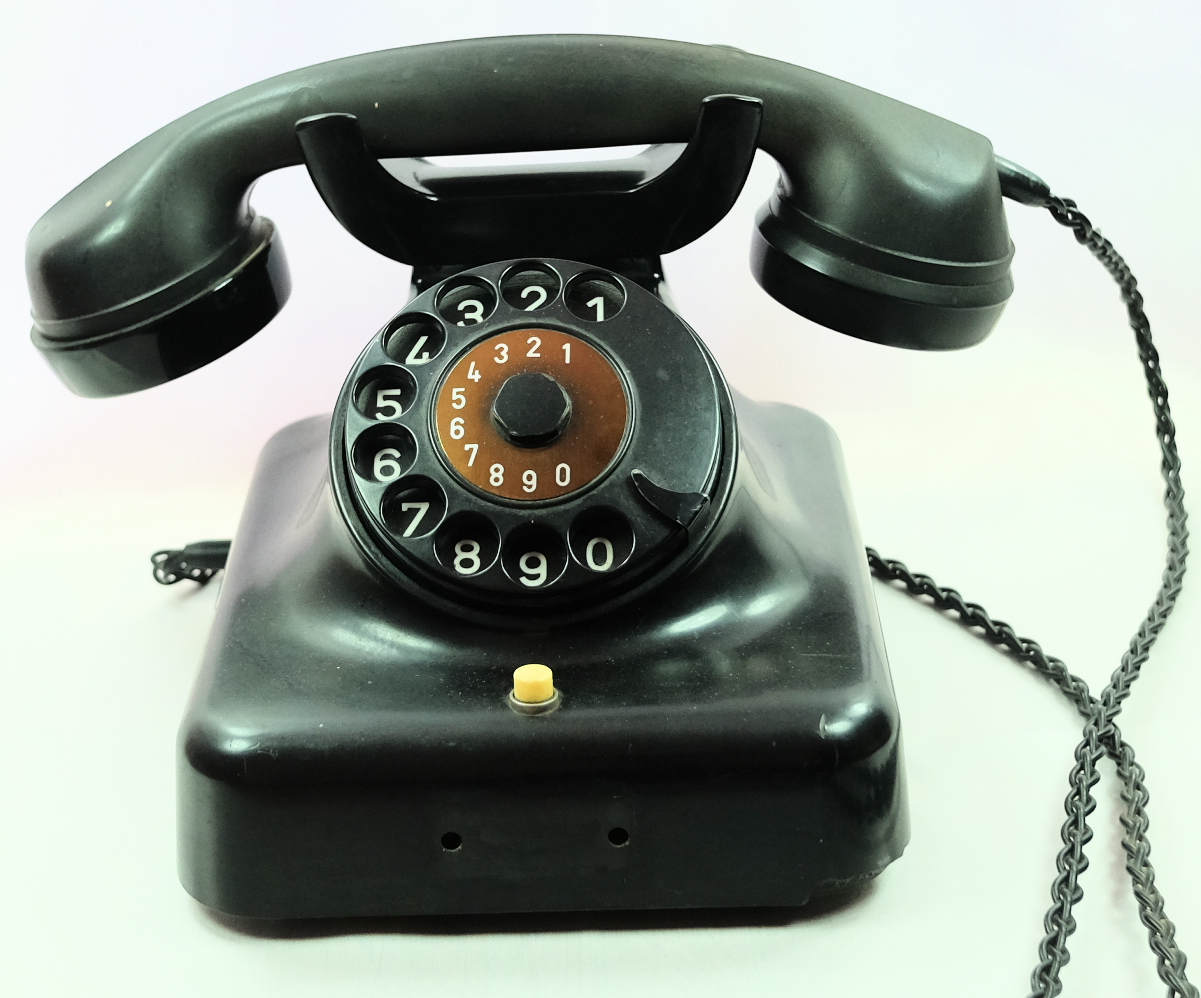 Analoges Telefon W 48 mit Erdungstaste (Volkskunde- und Freilichtmuseum Roscheider Hof CC0)