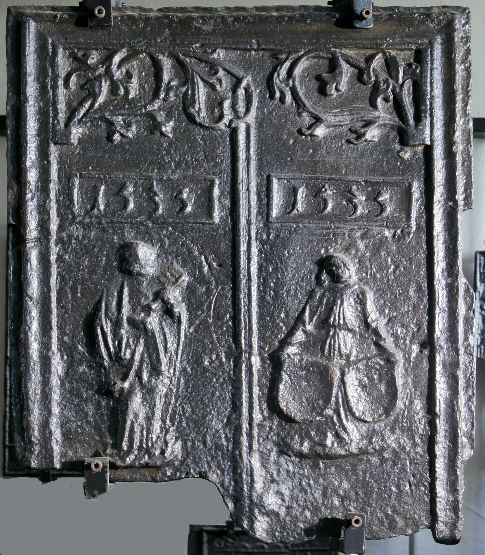 Ofenplatte, Engel, Petrus (Volkskunde- und Freilichtmuseum Roscheider Hof CC0)