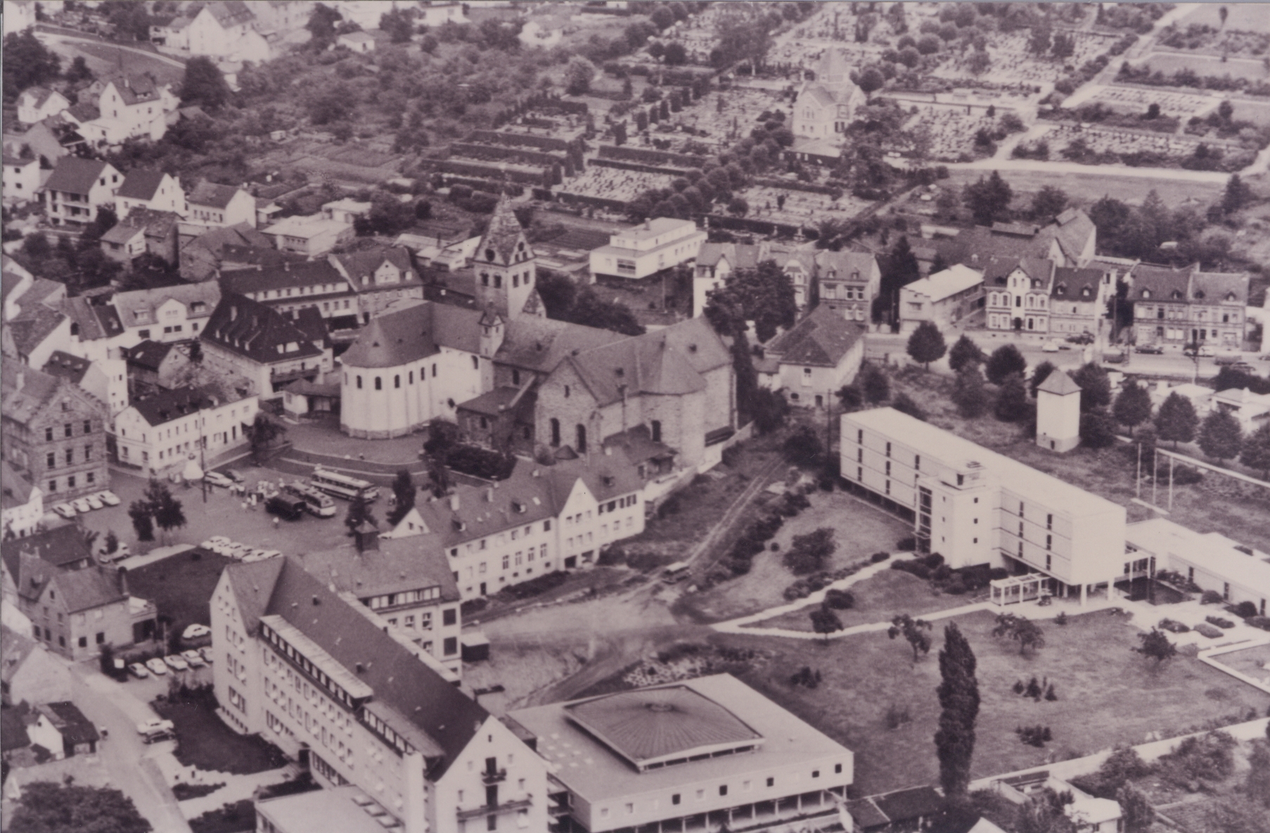 Luftaufnahme des Kirchplatzes mit den Kirchen St. Medard in Bendorf (REM CC BY-NC-SA)