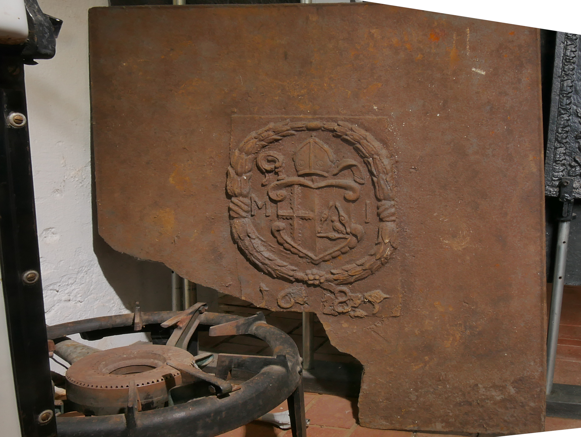 Takenplatte mit Bischofswappen (Volkskunde- und Freilichtmuseum Roscheider Hof CC0)