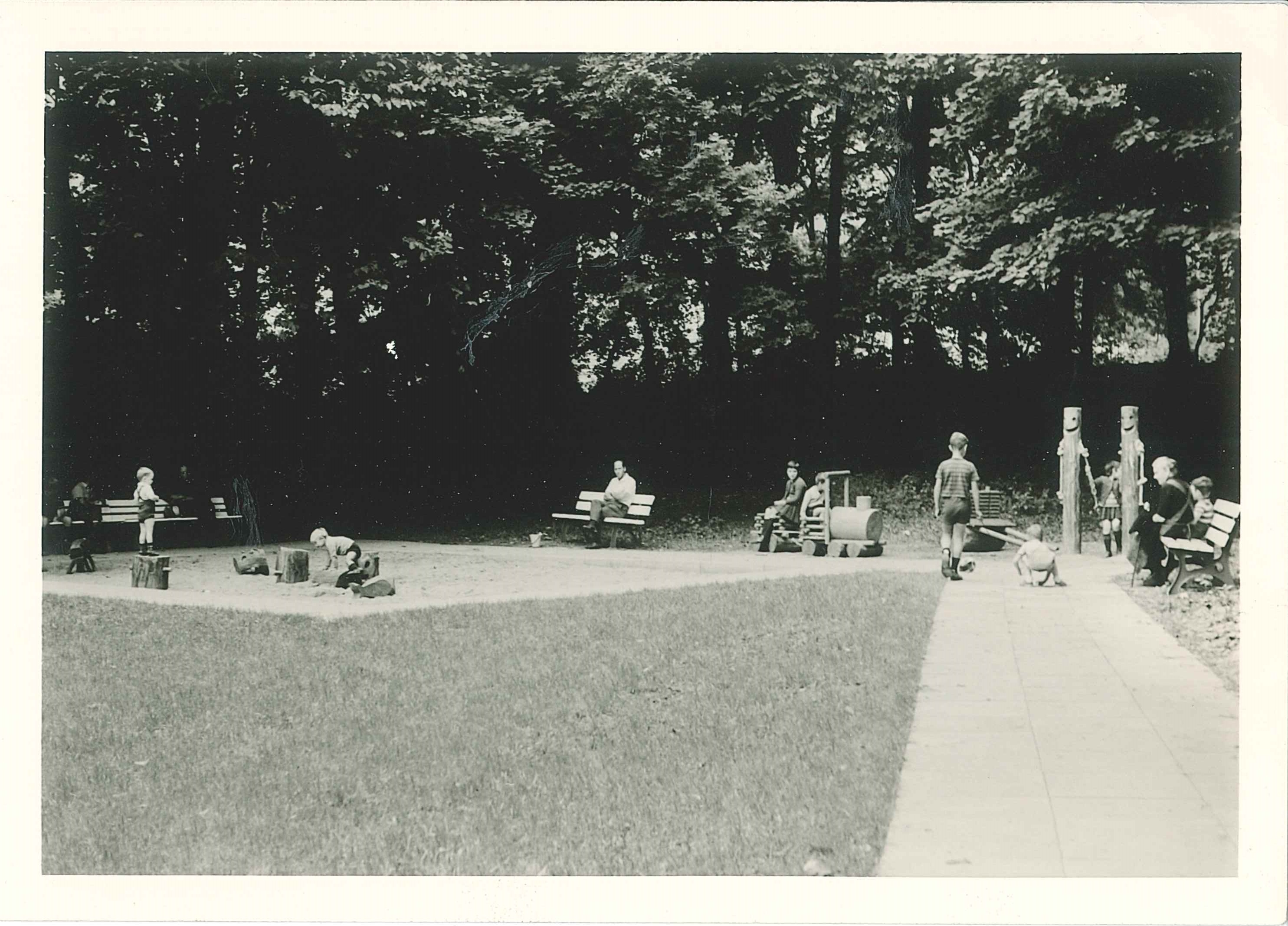 Kinderspielplatz im Schloßpark in Sayn, 1960er Jahre (REM CC BY-NC-SA)