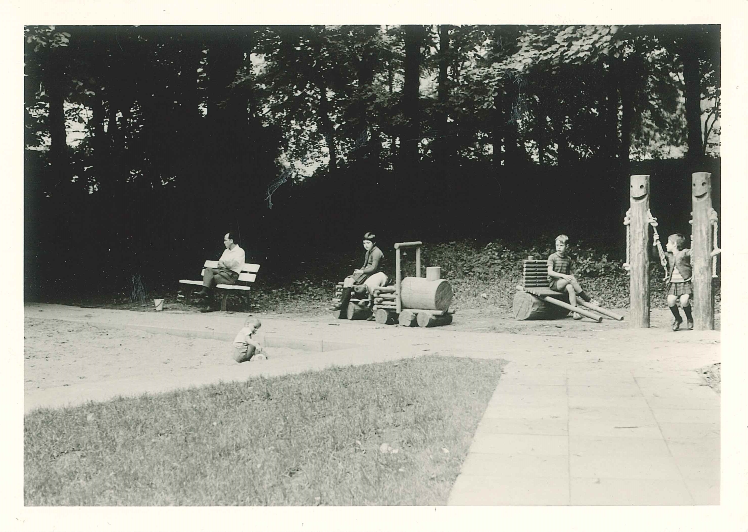 Kinderspielplatz im Schloßpark in Sayn, 1960er Jahre (REM CC BY-NC-SA)