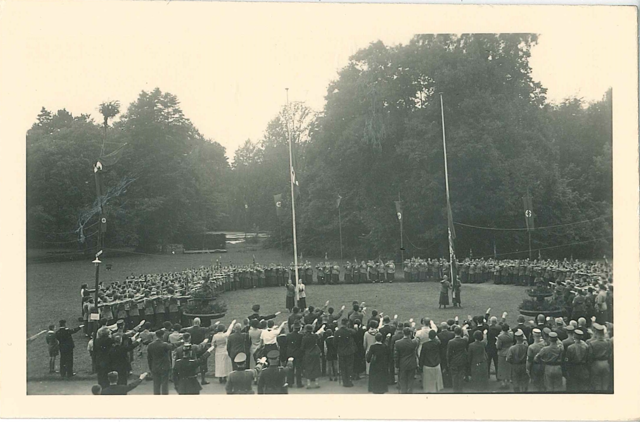 Treffen der "Arbeitsmaiden" im Schloßpark Sayn, 1936 (REM CC BY-NC-SA)