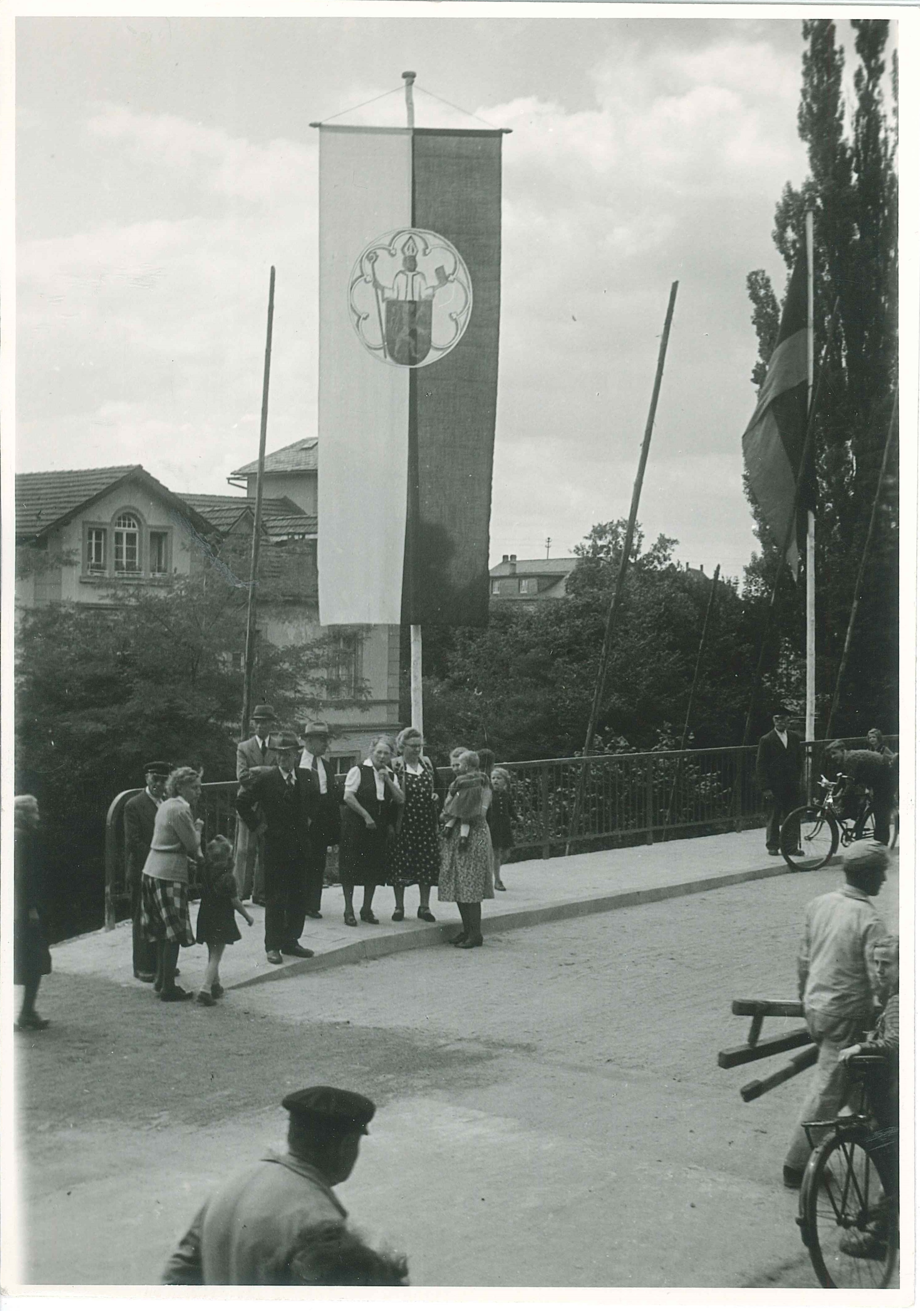 Koblenz-Olper-Straße, Einweihung der "Saynbachbrücke", Bendorf-Sayn, 1950er Jahre (REM CC BY-NC-SA)