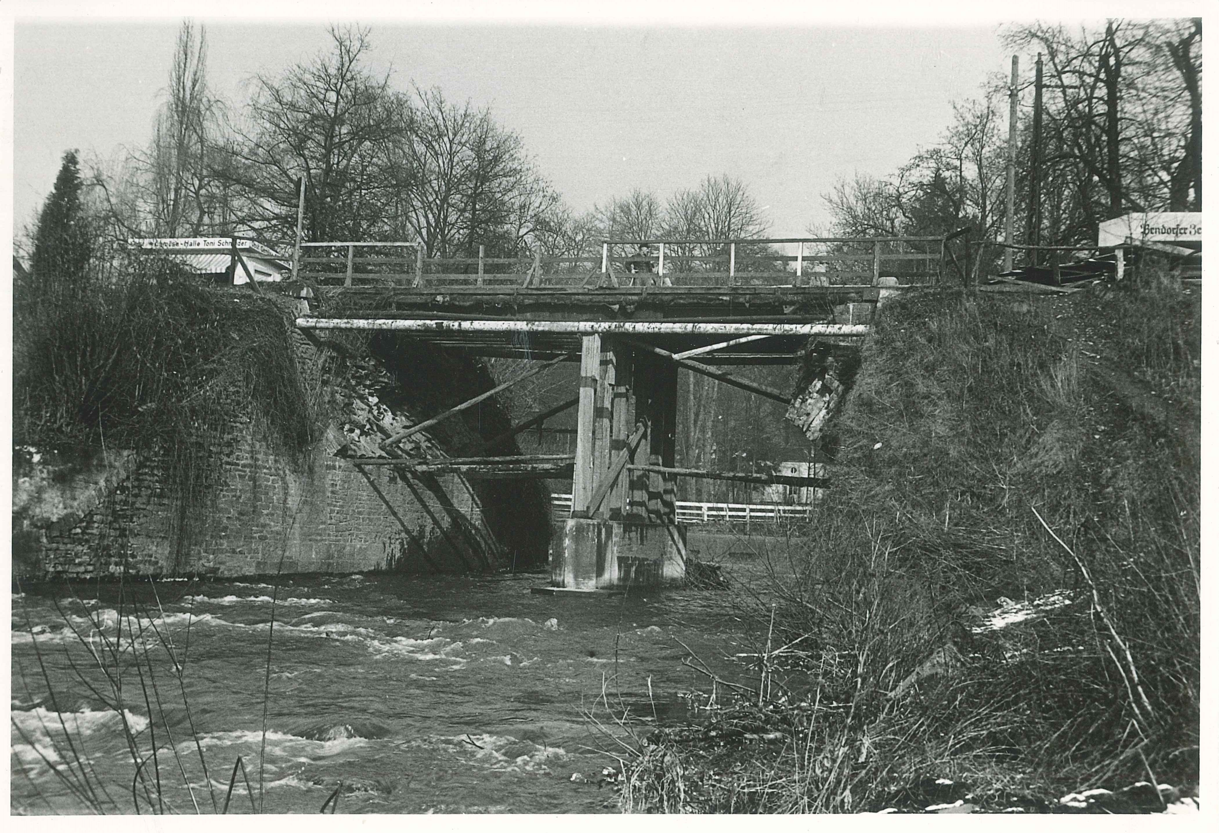 Koblenz-Olper-Straße, Behelfsbrücke über den Saynbach, Bendorf-Sayn, 1945 (REM CC BY-NC-SA)