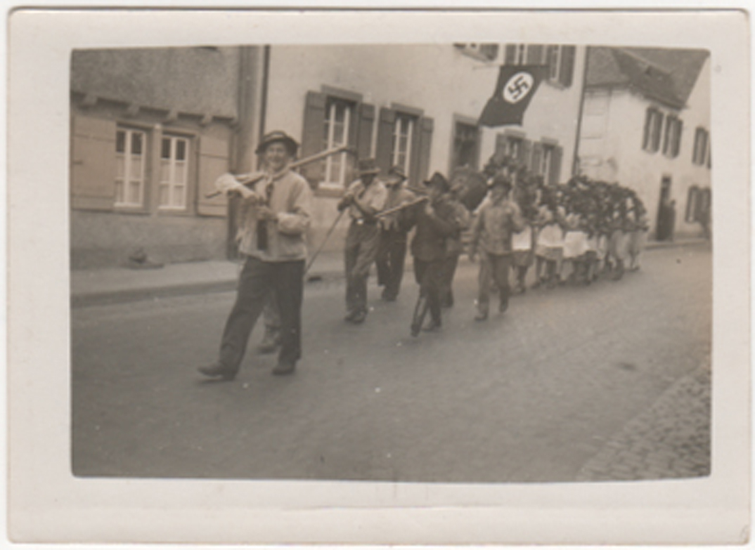 Fußgruppe beim Erntedankfestumzug in Bodendorf/Ahr (Heimatmuseum und -Archiv Bad Bodendorf CC BY-NC-SA)