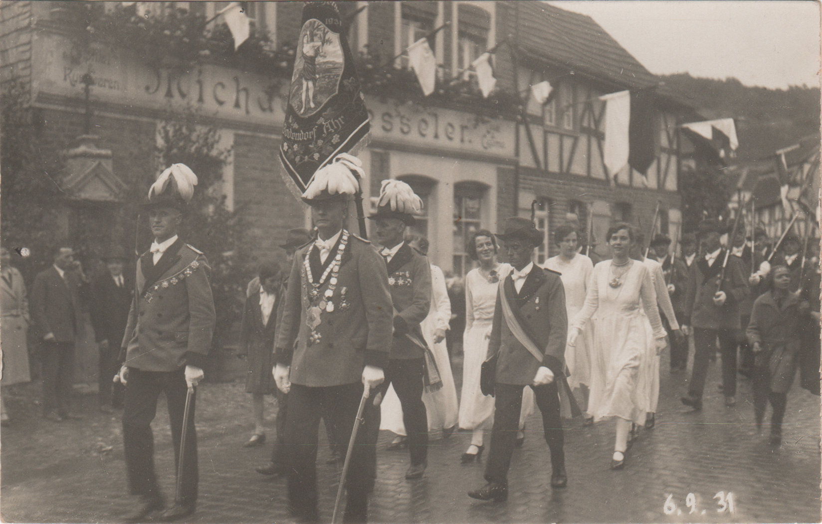 Umzug der St. Sebastianus-Schützengesellschaft Bad Bodendorf 1927 e.V. am 06.09.1931 (Heimatmuseum und -Archiv Bad Bodendorf CC BY-NC-SA)