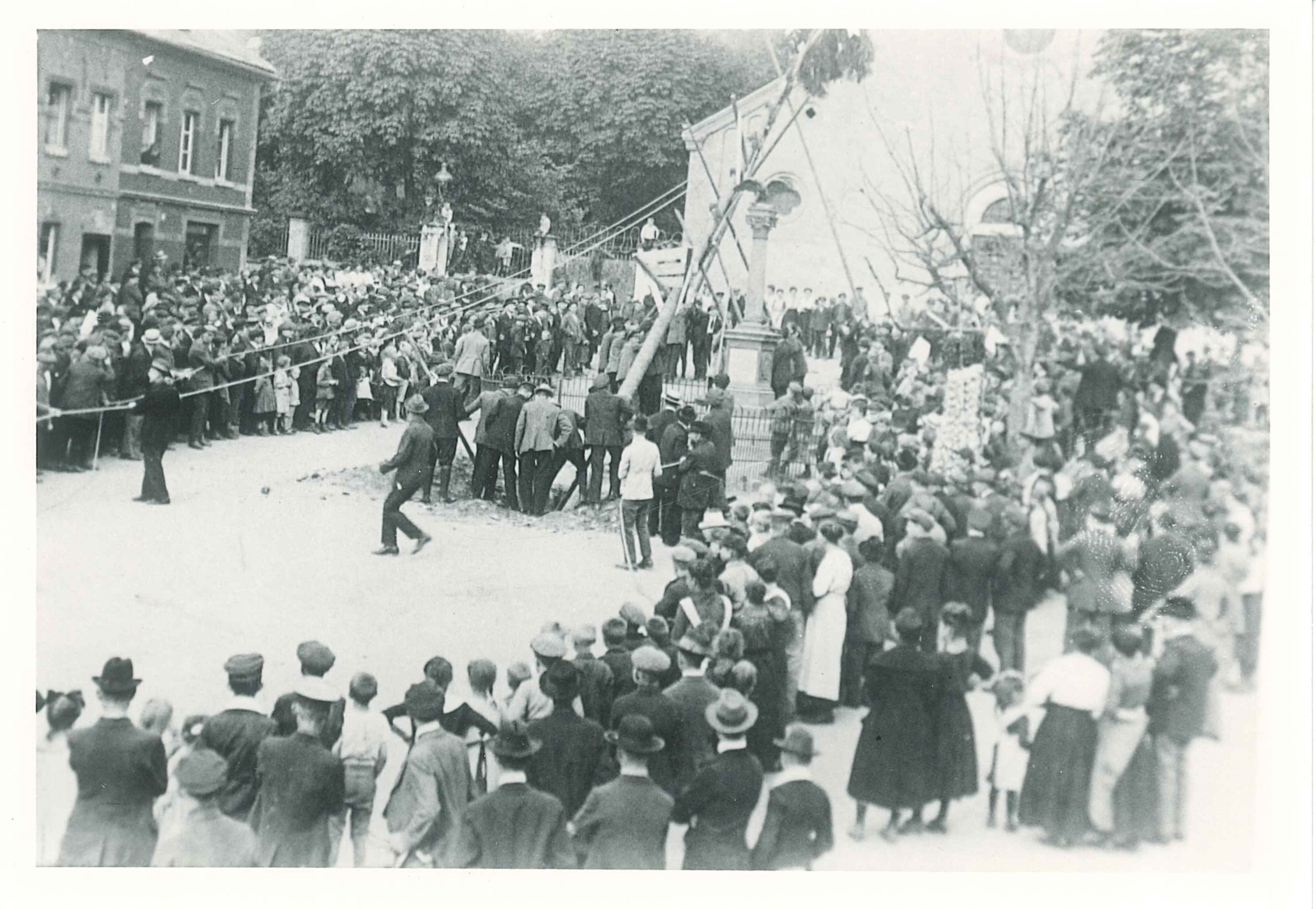 Aufstellen des Kirmebaumes, Kirchplatz Bendorf, 1923 (REM CC BY-NC-SA)