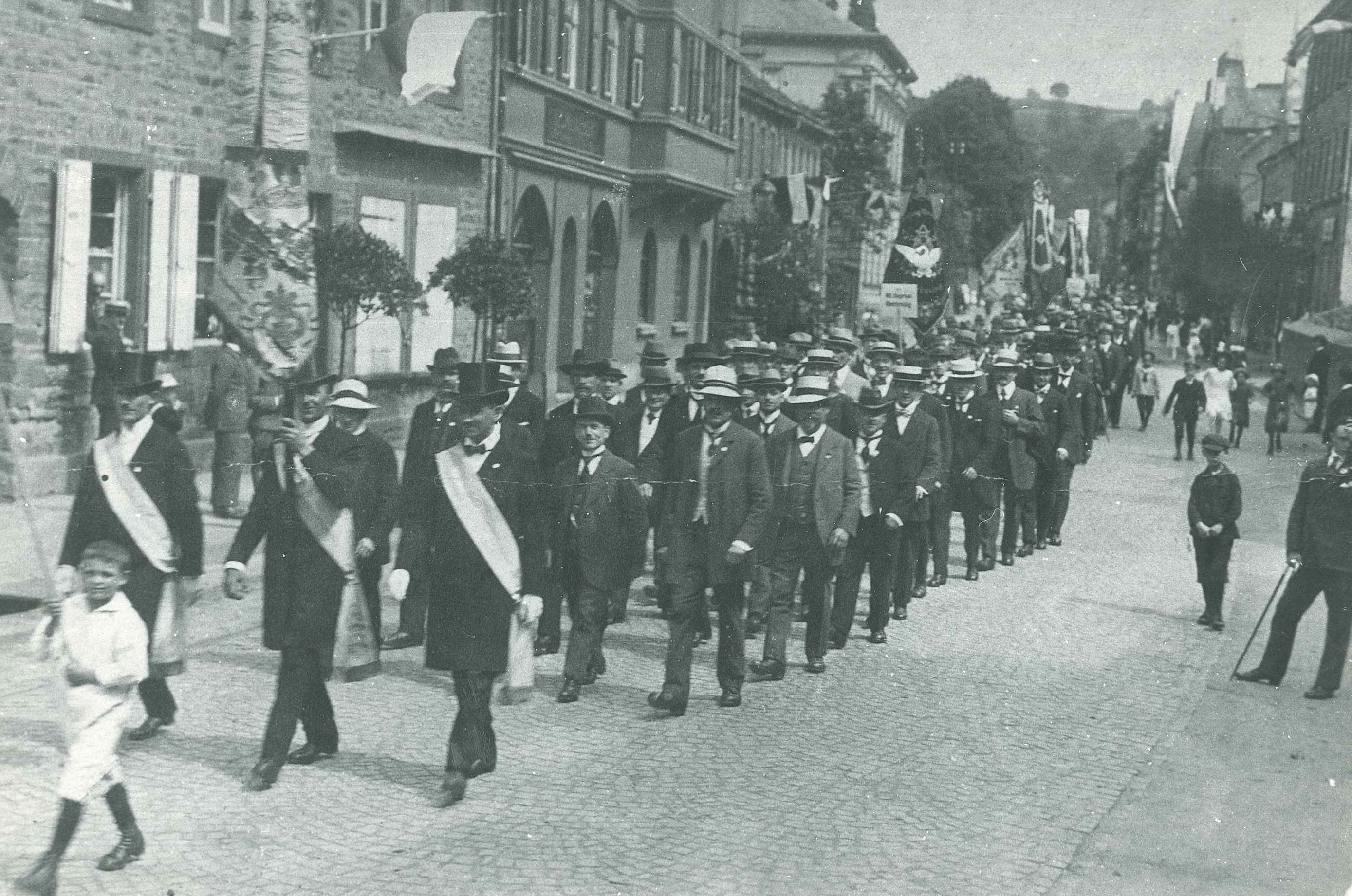 Bendorfer Männer-Gesang-Verein, Festumzug 1907 (REM CC BY-NC-SA)