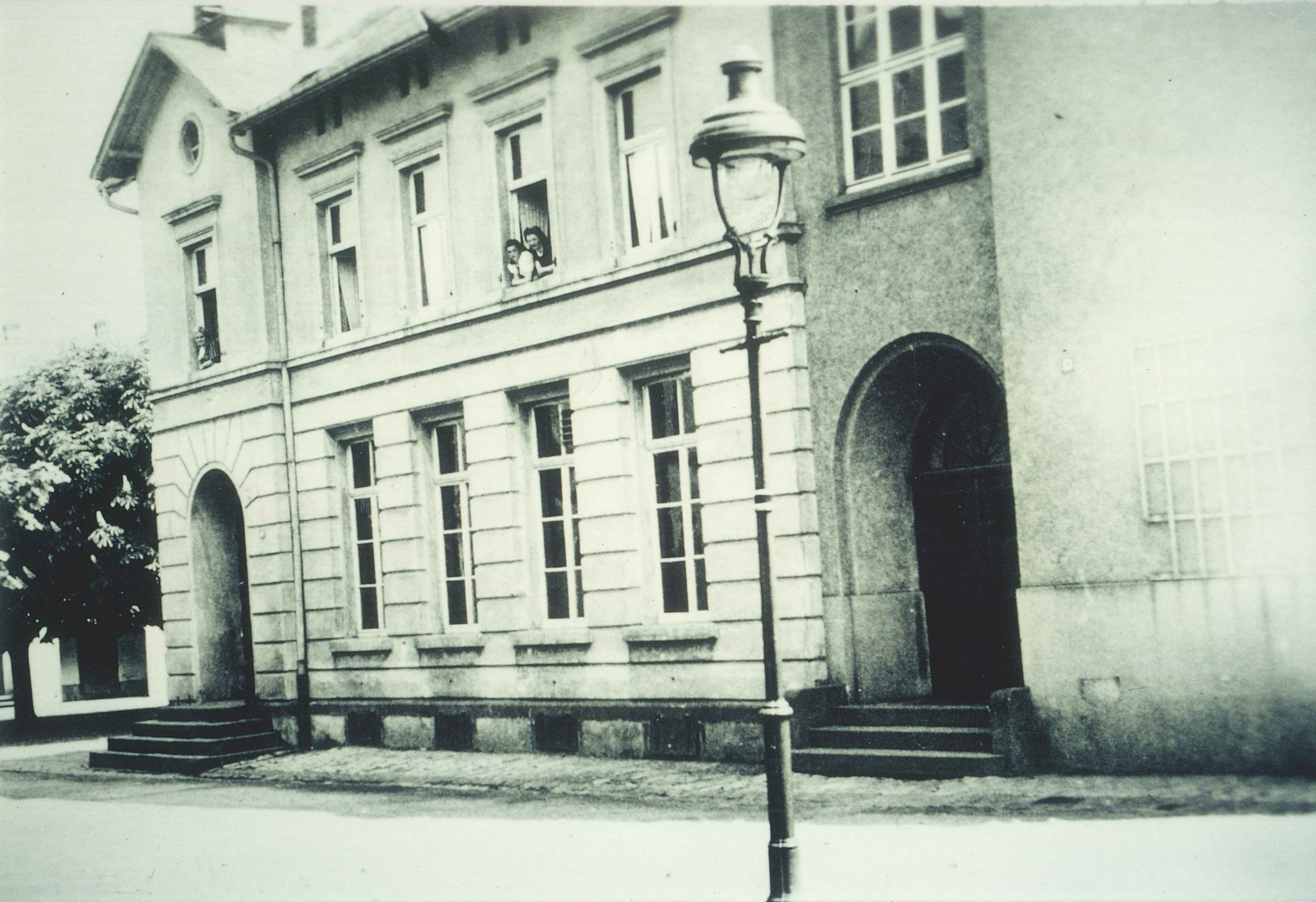 Ehemalige katholische Volksschule, Mülhofen, 1889 (REM CC BY-NC-SA)