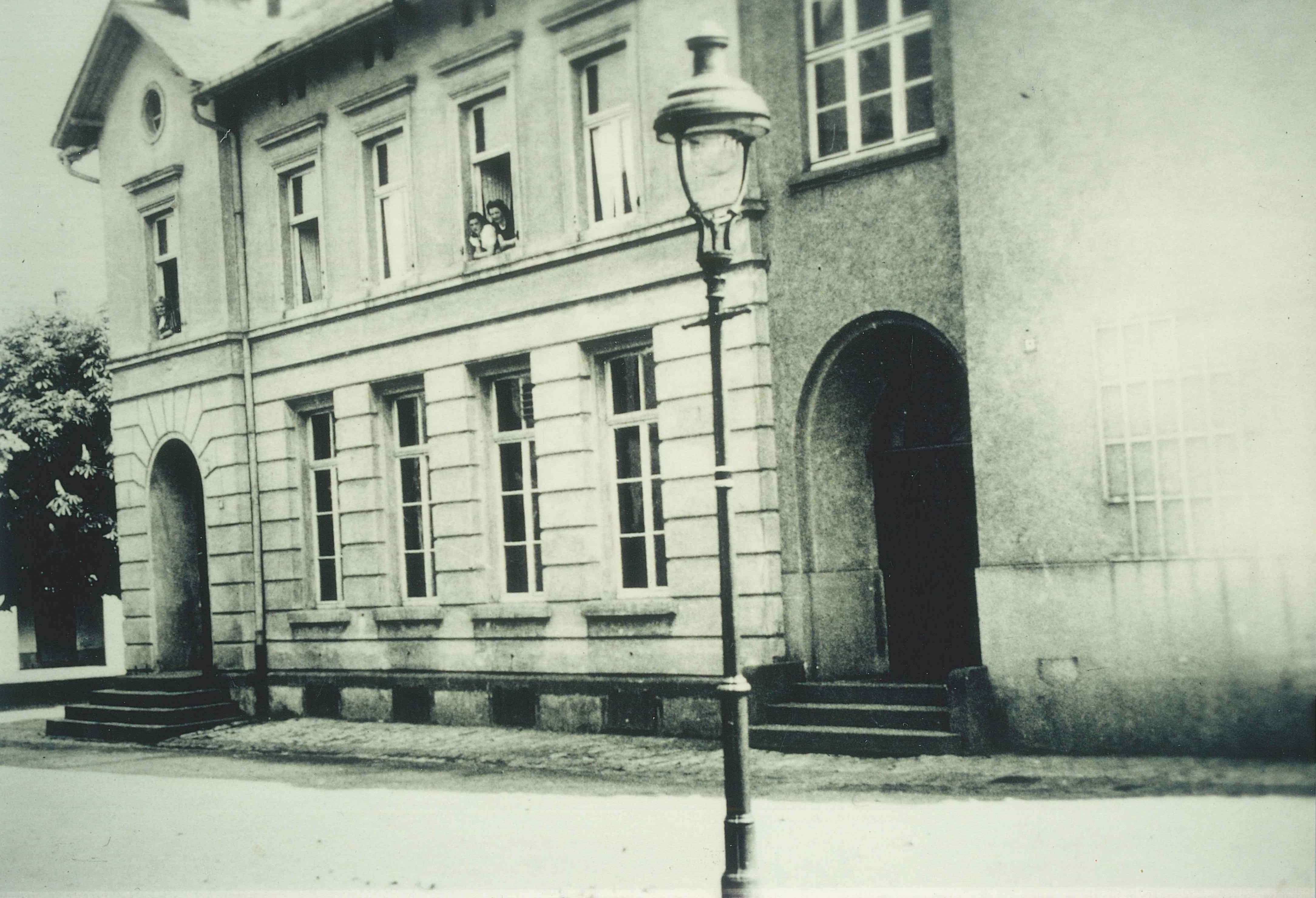 Ehemalige katholische Volksschule, Mülhofen, 1889 (REM CC BY-NC-SA)