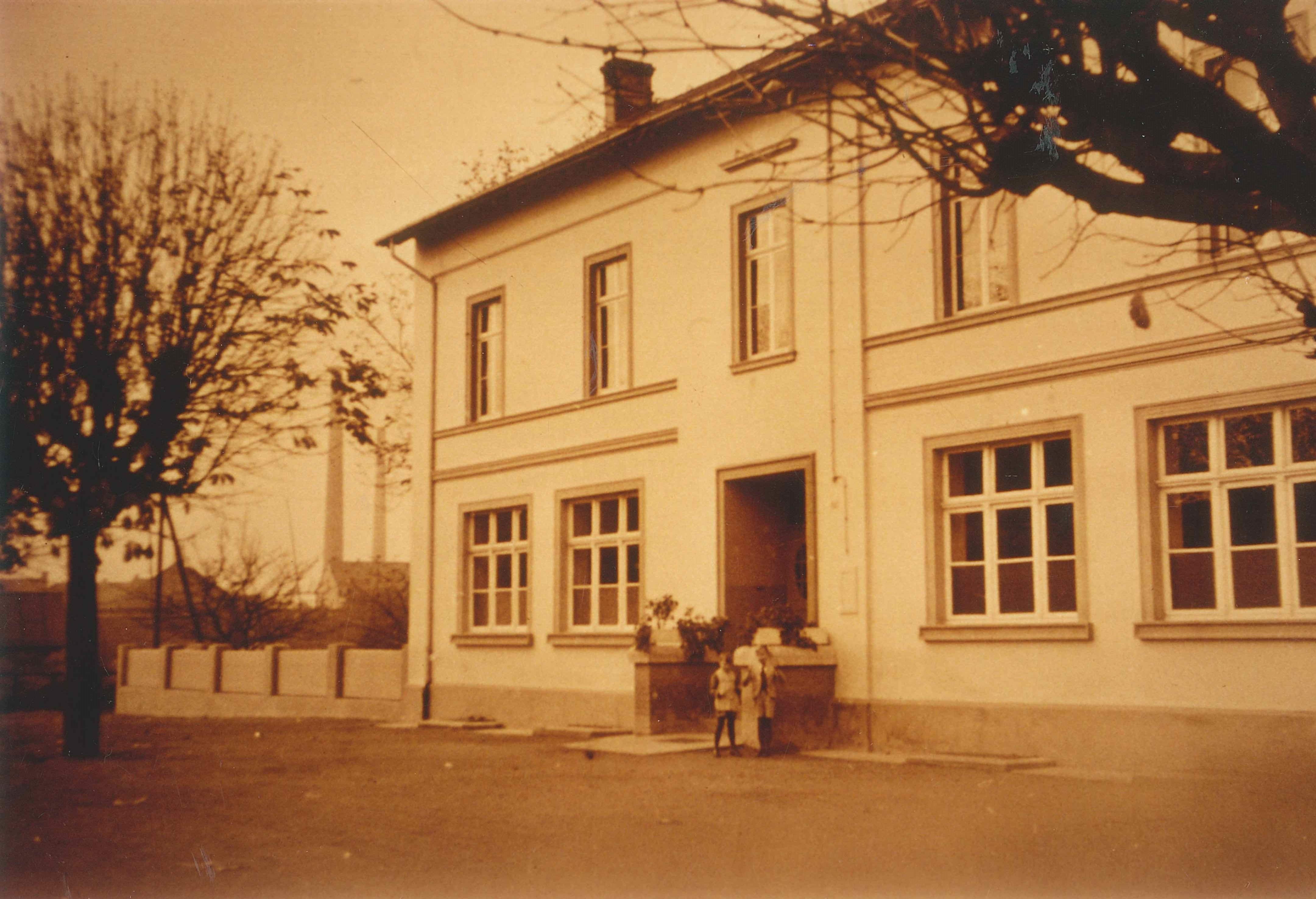 Ehemalige katholische Volksschule, Mülhofen, 1895 (REM CC BY-NC-SA)