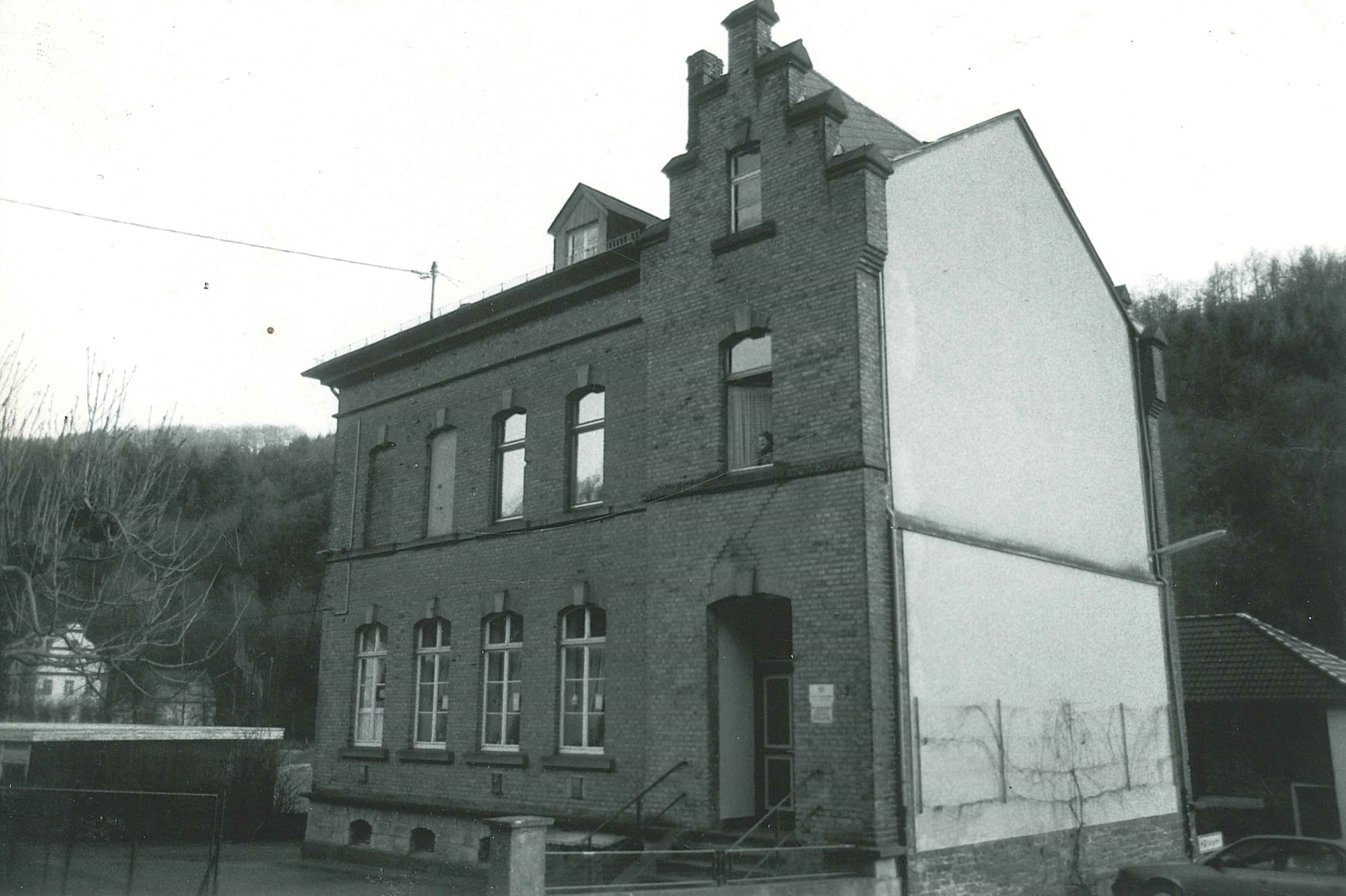 Ehemalige katholische Volksschule, Sayn, 1992 (REM CC BY-NC-SA)