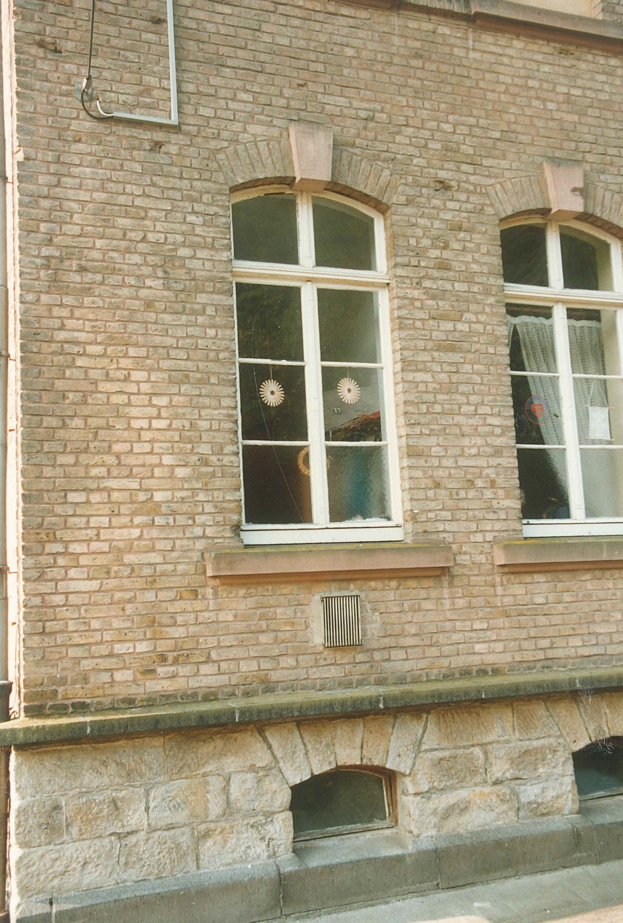 Ehemalige katholische Volksschule, Sayn, Detailaufnahme 1992 (REM CC BY-NC-SA)