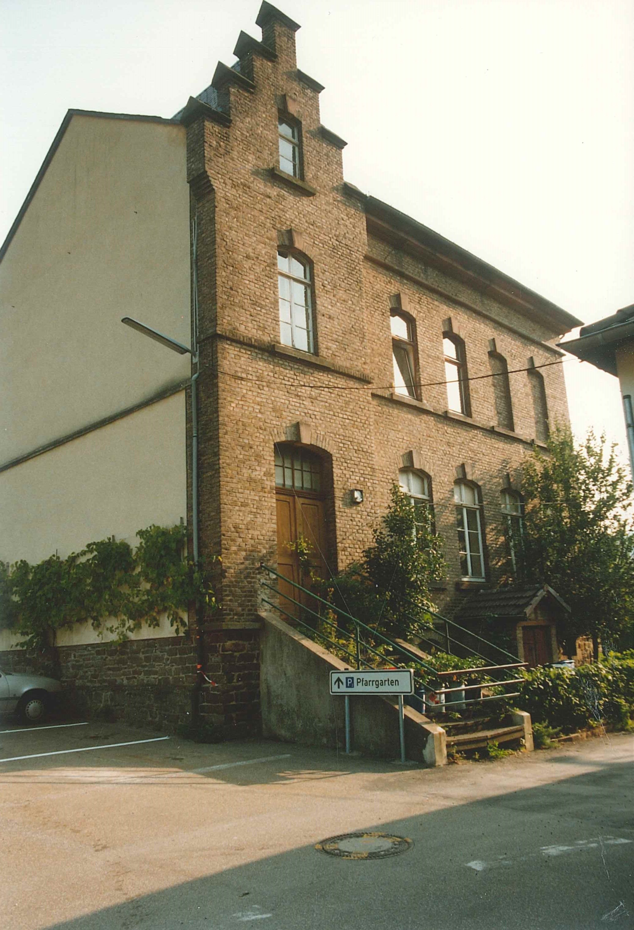 Ehemalige katholische Volksschule, Sayn, Eingangsbereich 1992 (REM CC BY-NC-SA)