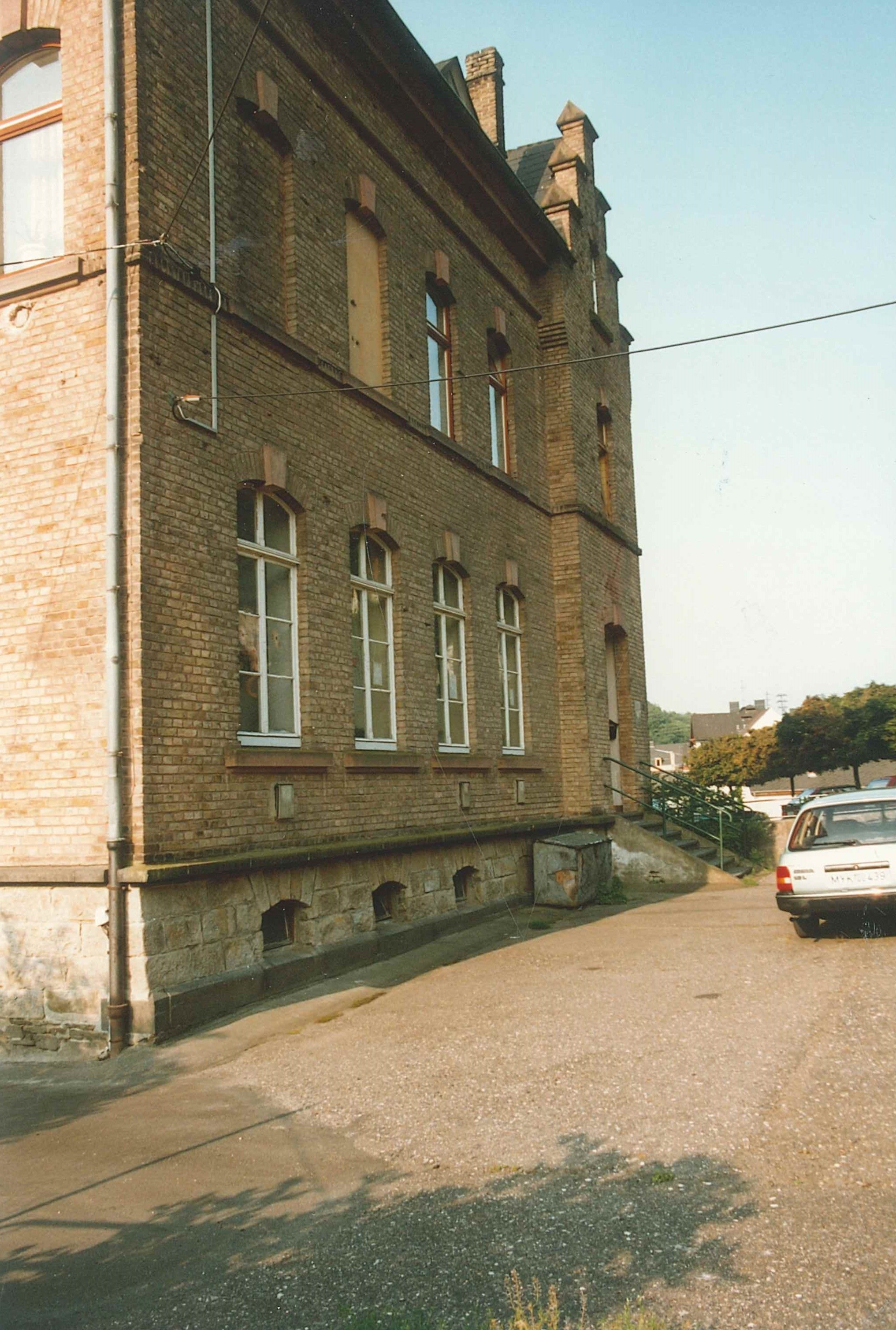 Ehemalige katholische Volksschule, Sayn, Straßenansicht 1992 (REM CC BY-NC-SA)