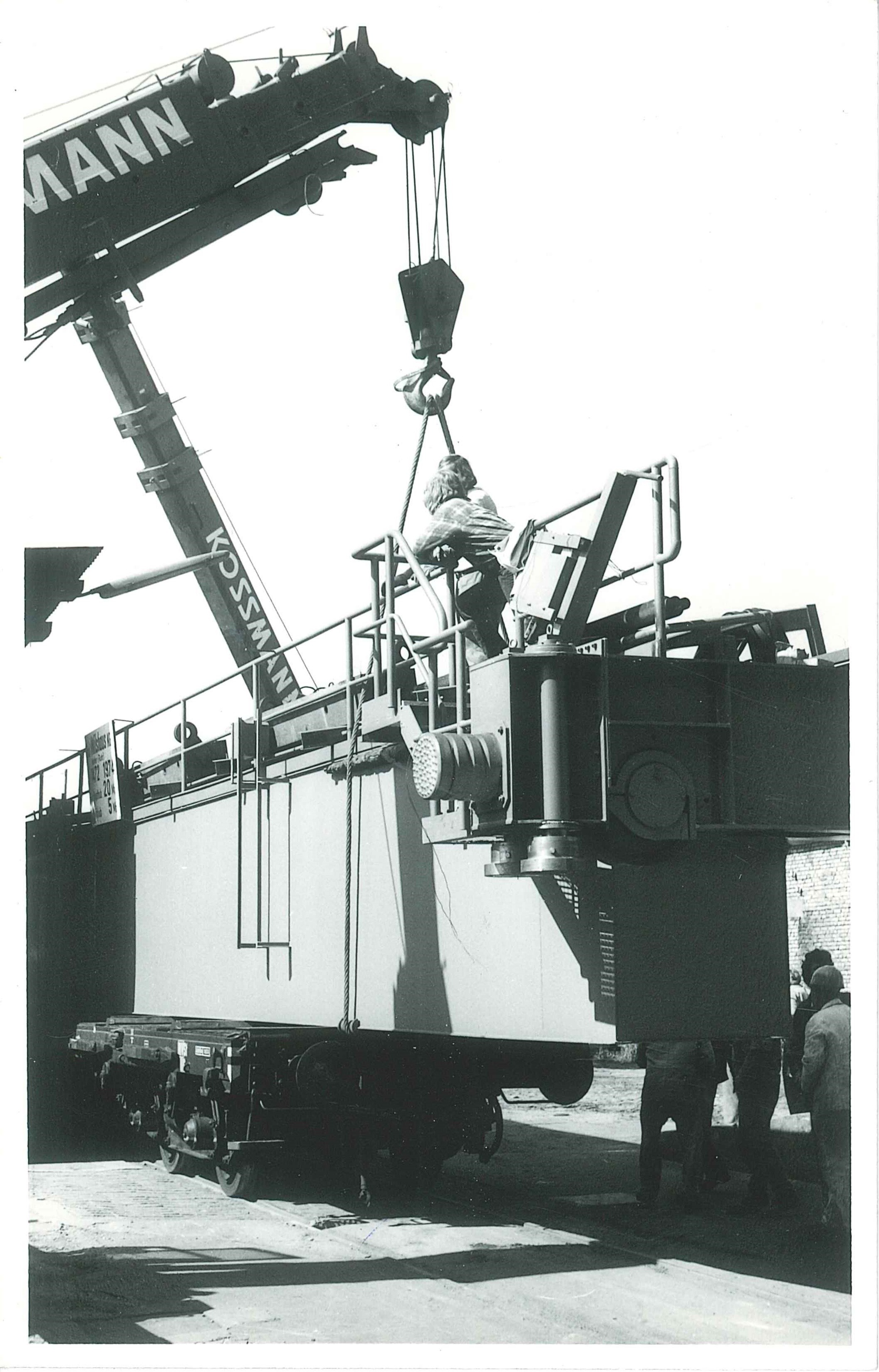 Entladen von Bauteilen in der Concordia-Hütte in Mülhofen, 1974 (REM CC BY-NC-SA)