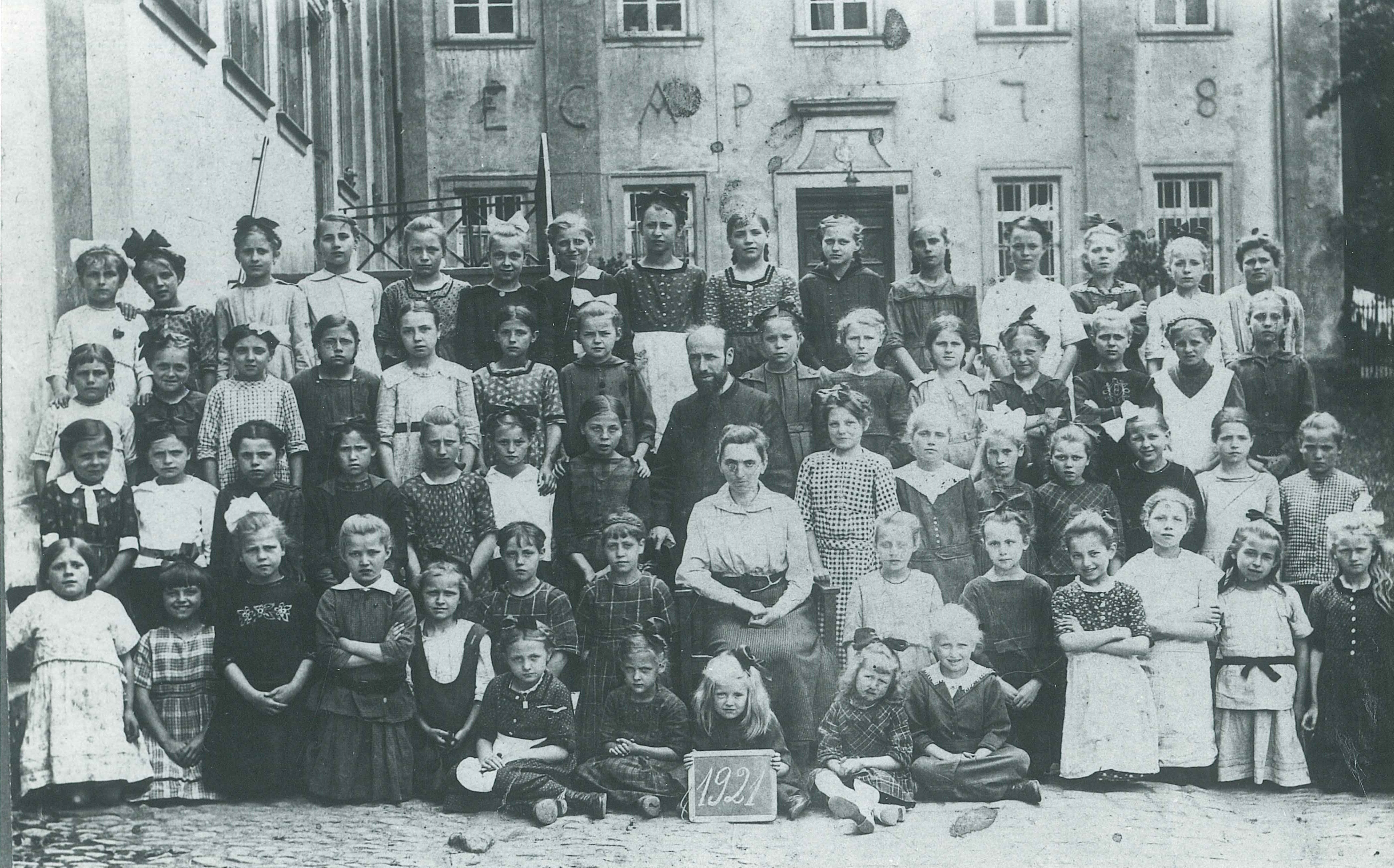 Klassenfoto, ehemalige katholische Schule im Abteigebäude, Sayn, 1921 (REM CC BY-NC-SA)