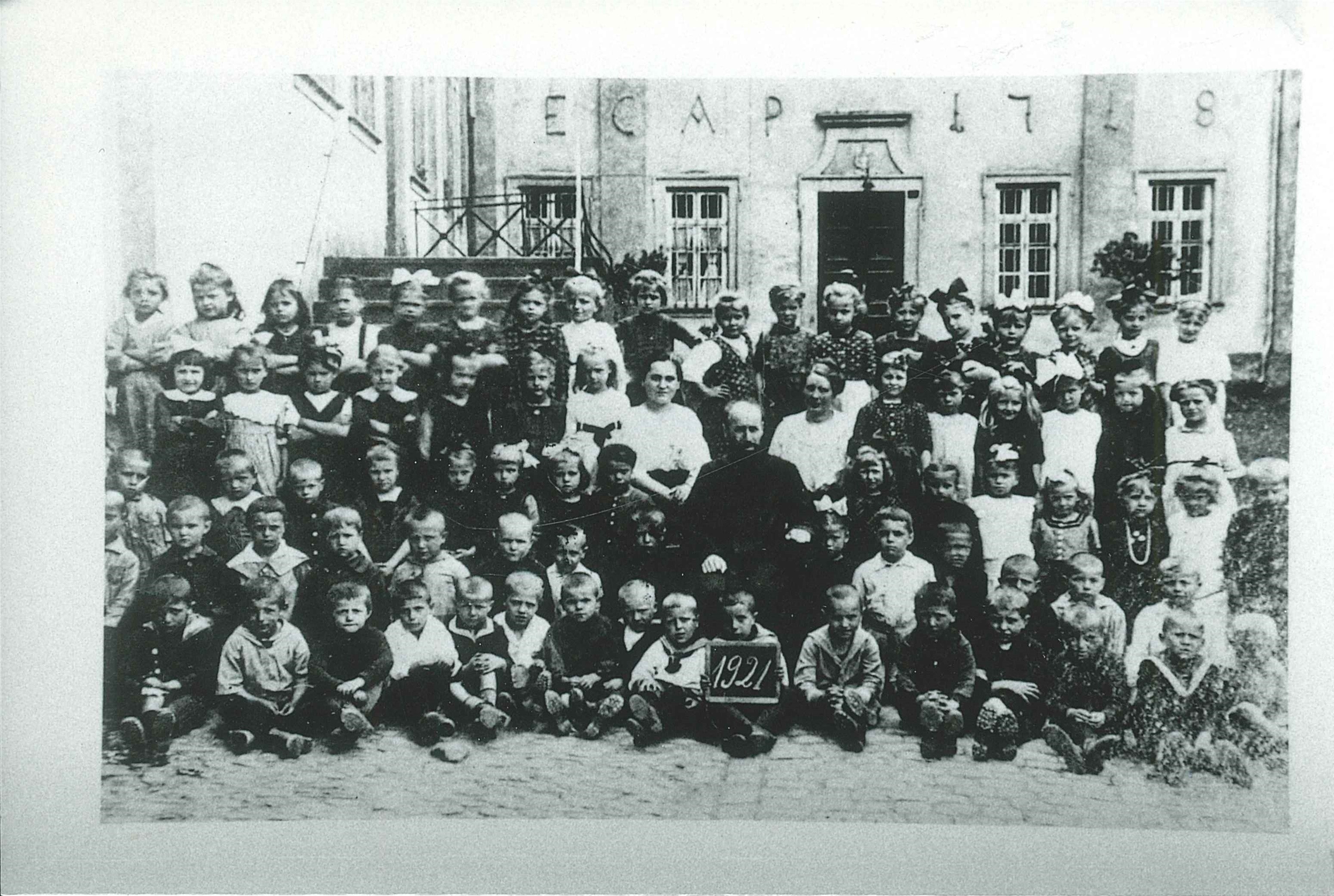 Klassenfoto, ehemalige katholische Schule im Abteigebäude, Sayn, 1921 (REM CC BY-NC-SA)